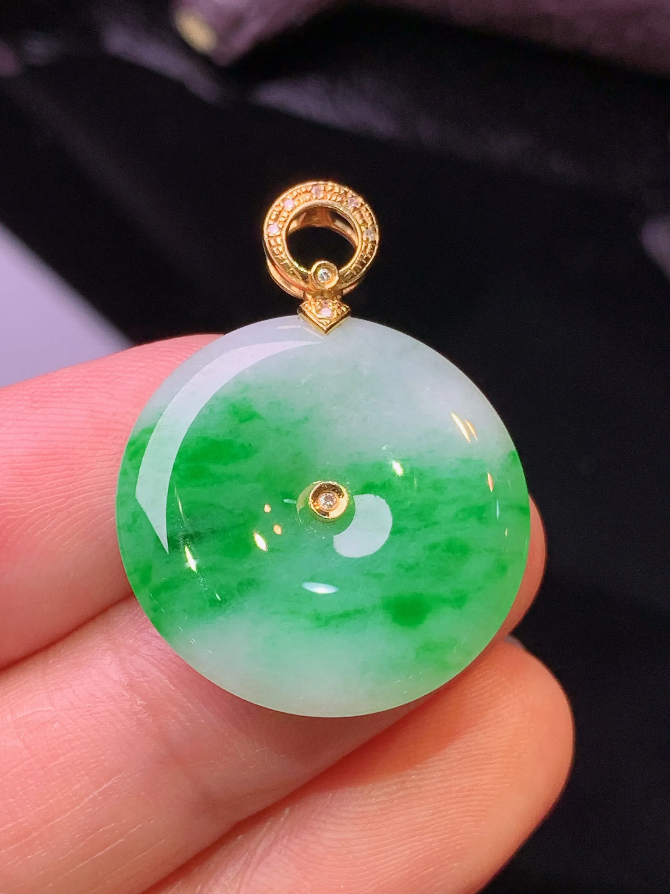 18k金钻镶嵌飘绿平安扣吊坠 玉质细腻 色泽清新艳丽 整体尺寸29.5*22*4
