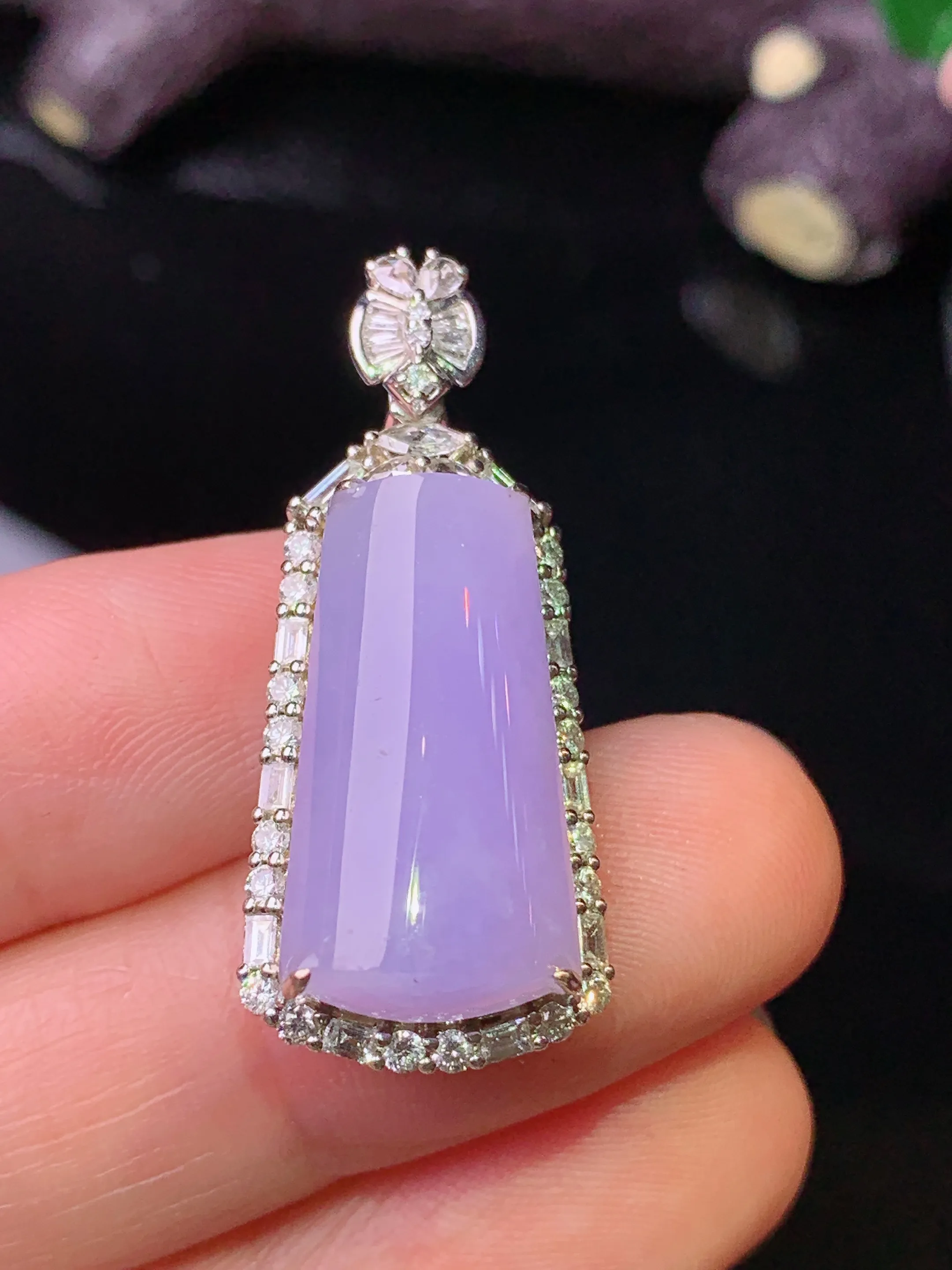 18k金钻镶嵌紫罗兰玉柱吊坠 玉质细腻 色泽清新艳丽 整体尺寸33*14*9.3