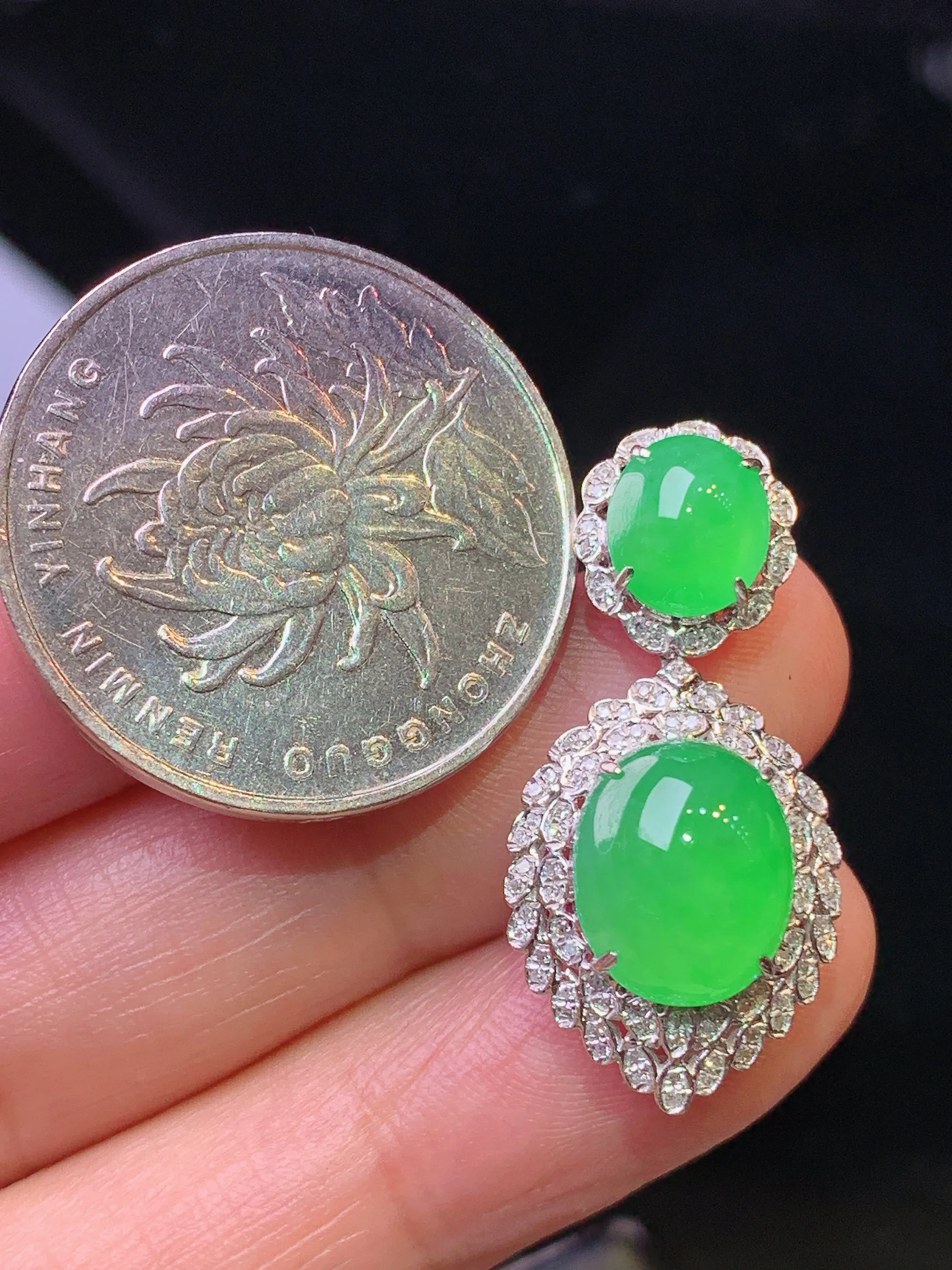 18k金钻镶嵌满绿蛋面吊坠 玉质细腻 色泽清新艳丽 整体尺寸29*14*10