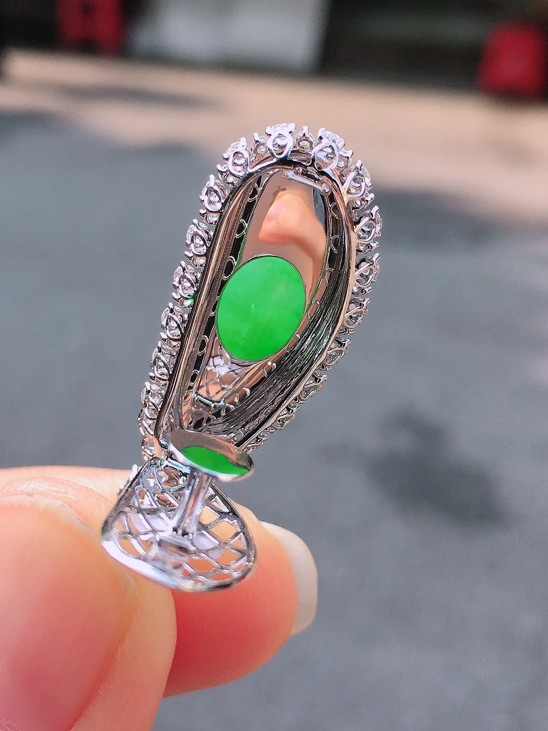 阳绿福瓜吊坠，色泽均匀艳丽，玉质细腻，荧光感超
强，饱满圆润，尽显优雅气质，18k
金豪华镶嵌