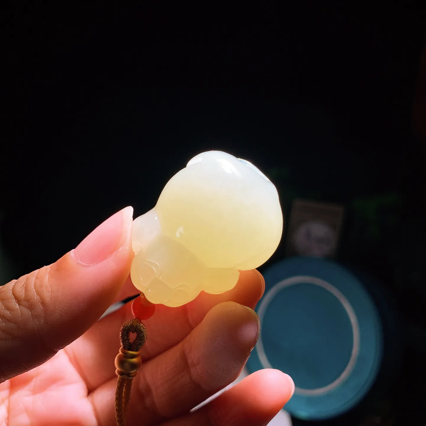 新疆和田玉若羌黄口料招财猪挂件。尺寸38/28/21重38.8克。内径玉质细腻油润。手推出油。佩戴高端典雅。lt251205