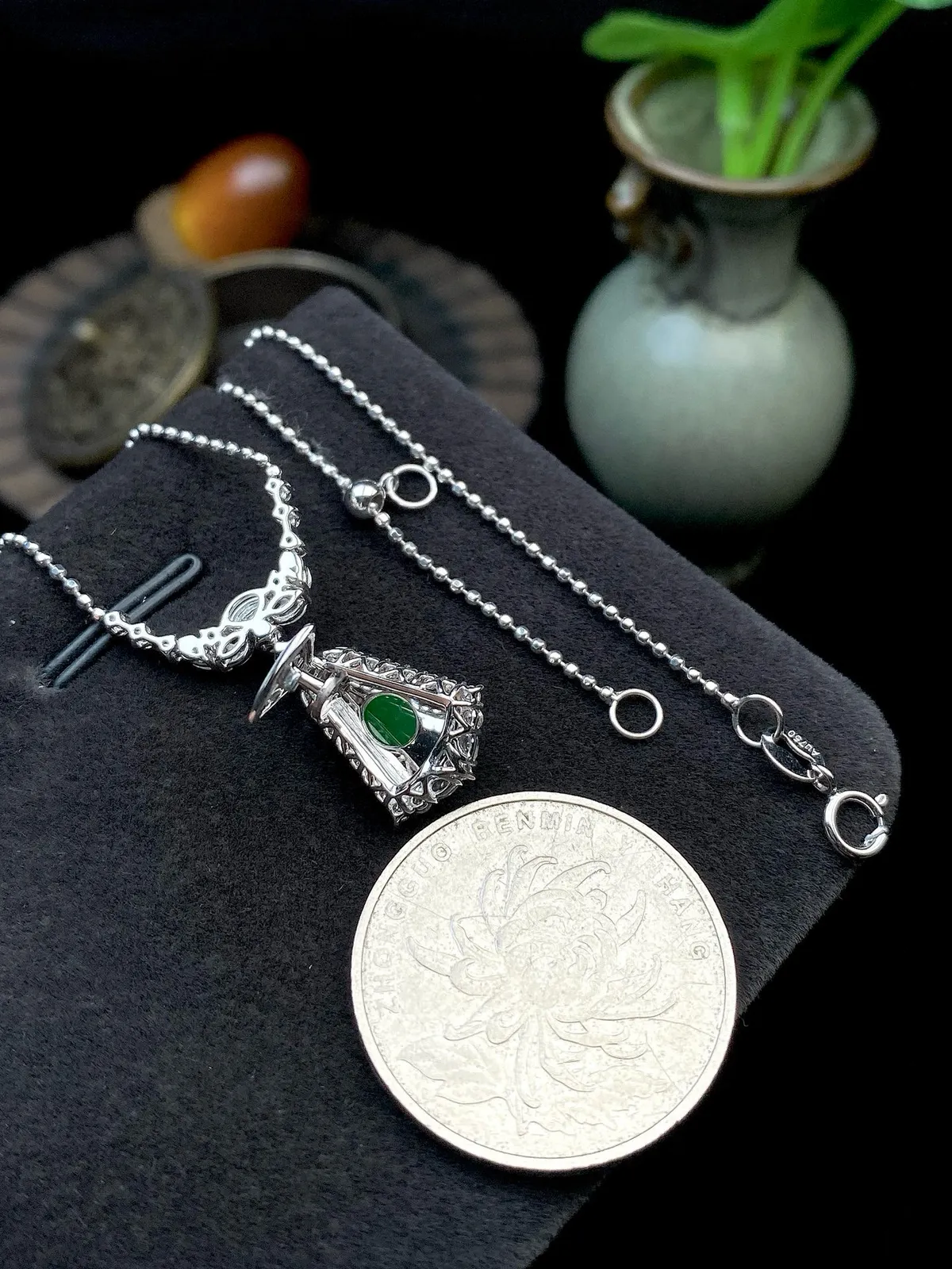 【冰种满绿无事牌】种水上乘，通透闪亮，晶莹剔透。18K金钻镶嵌，裸石尺寸10*8*3.4毫米。