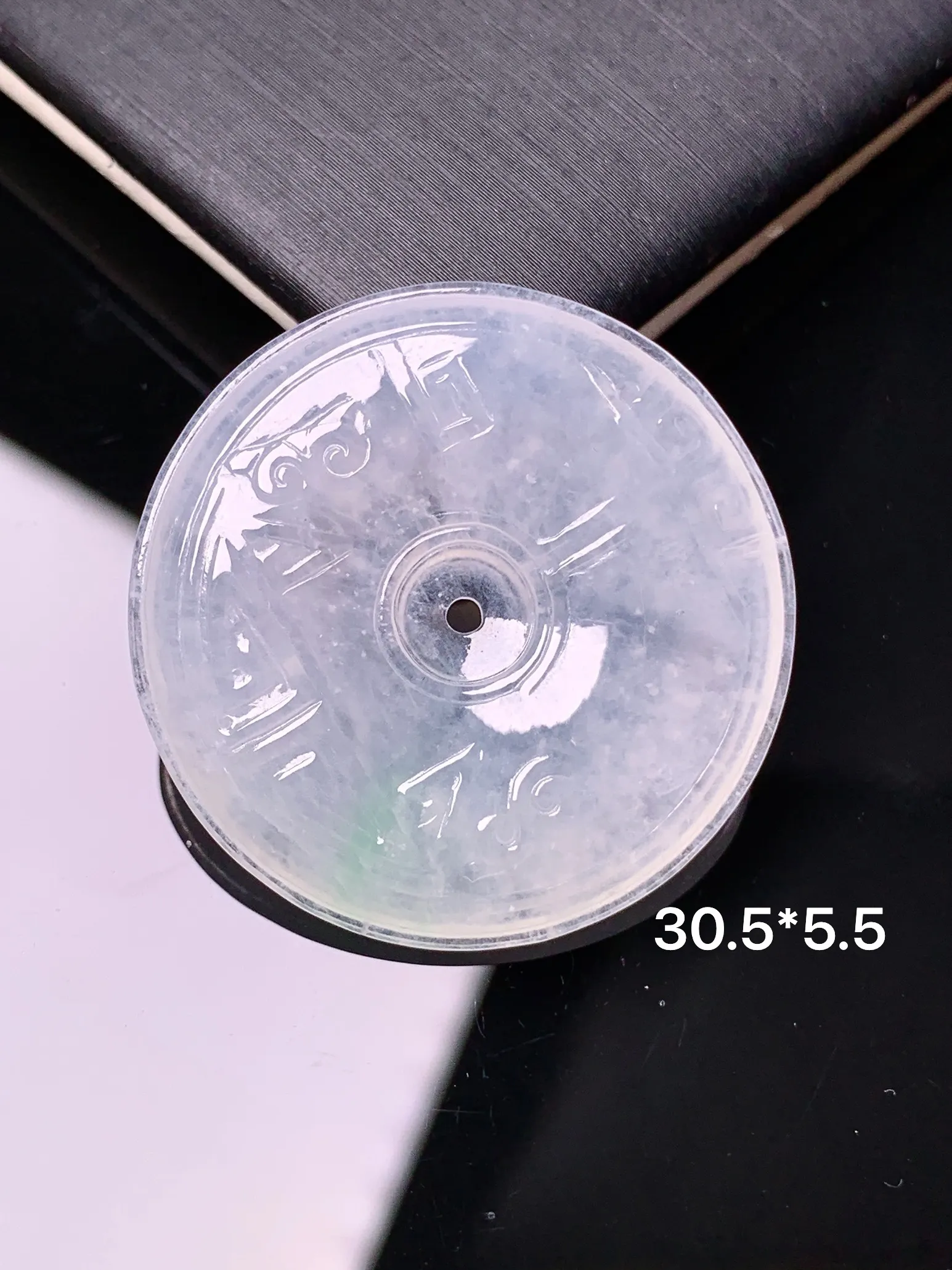 冰种雕花平安扣吊坠 玉质细腻 色泽清新艳丽 整体尺寸30.5*5.5