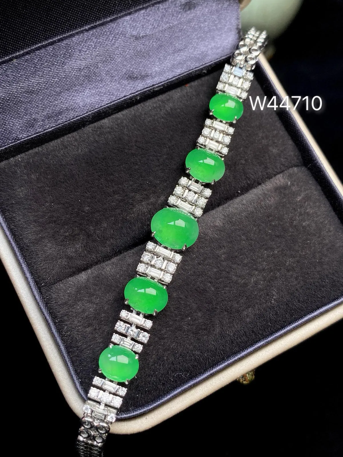 【冰种满绿蛋面镶嵌手链】颗颗冰透，饱满圆润，光泽闪耀，流行款，18K金搭配，裸石尺寸7.6*8.7*