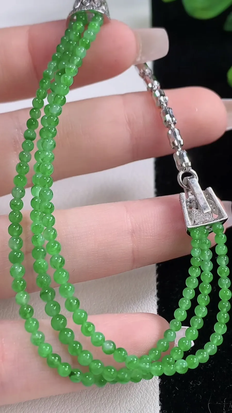 翡翠a货满绿小米珠项链，尺寸2.4，重量:7.30g