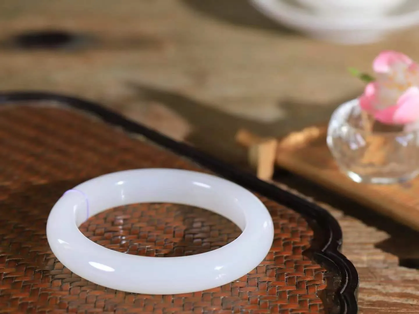 【诗情画意.手镯】

精品和田玉白玉手镯   细腻油脂,手感润滑。意韵飘渺，温雅细腻，工艺精湛，