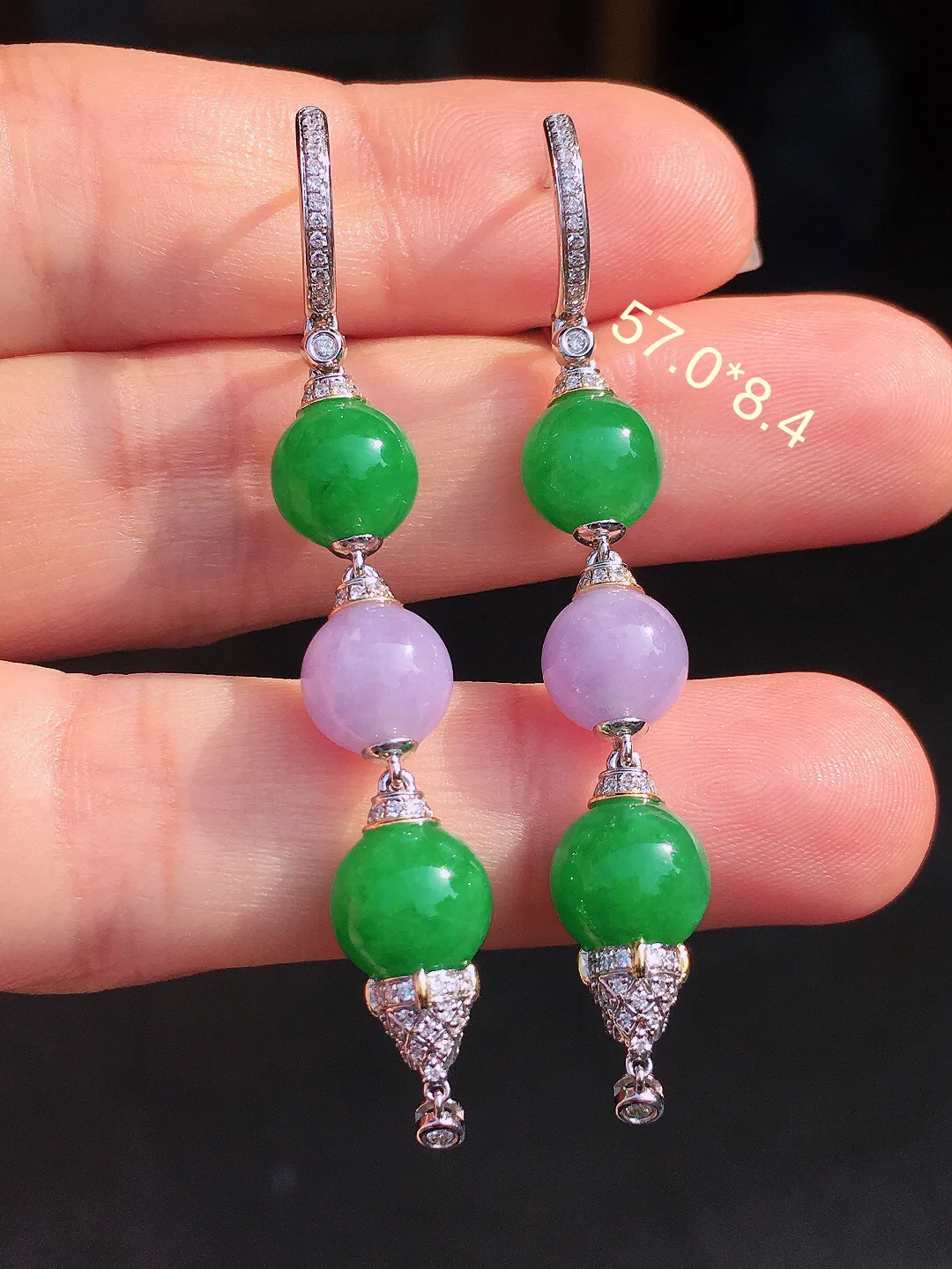 （紫+绿）三合一珠子耳坠，色泽均匀艳丽，玉质细腻，荧光感超
强，饱满圆润，尽显优雅气质，18k
金豪华镶嵌