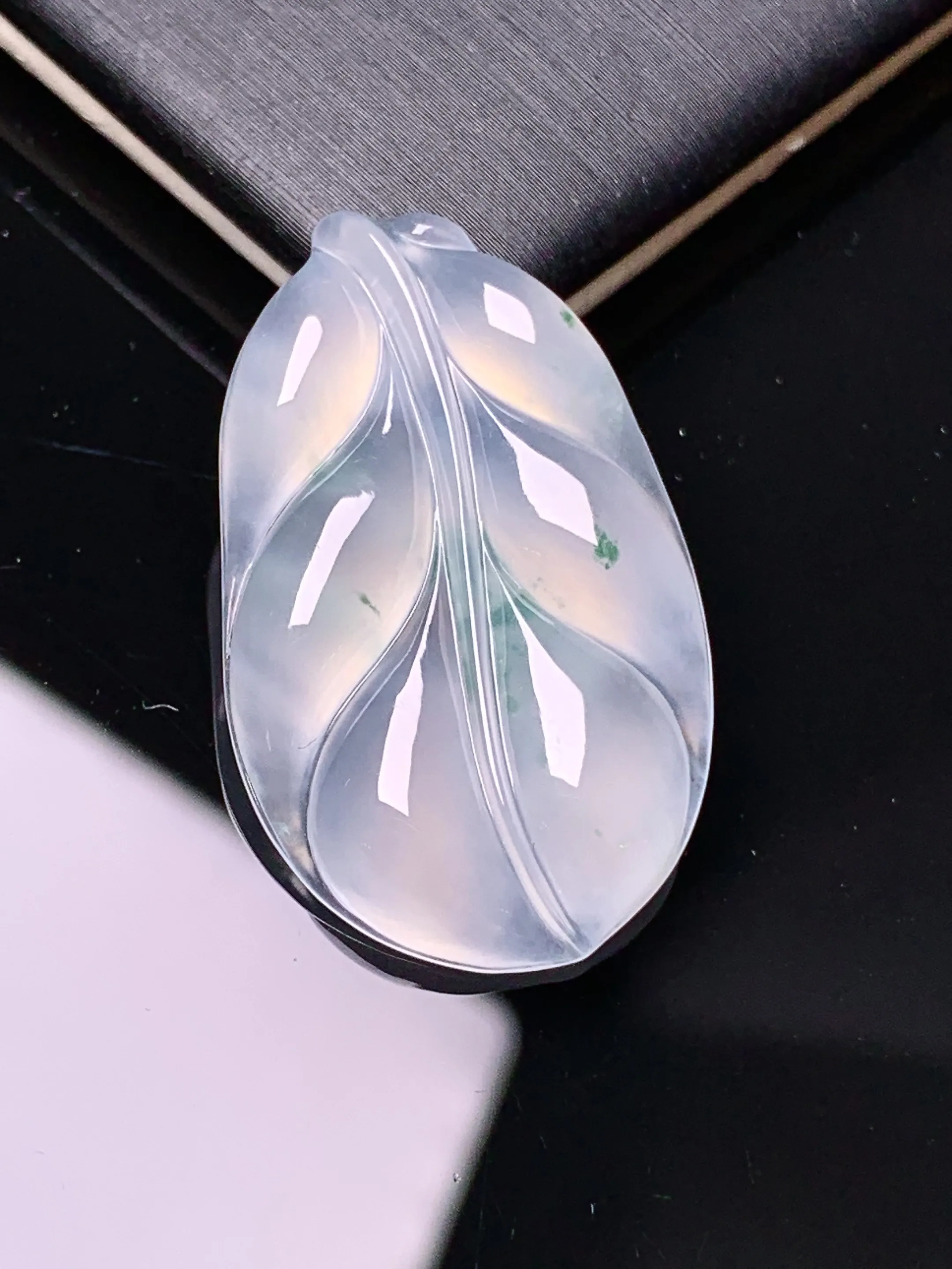 冰种树叶吊坠 玉质细腻 色泽清新艳丽 整体尺寸31.6*19*4.3