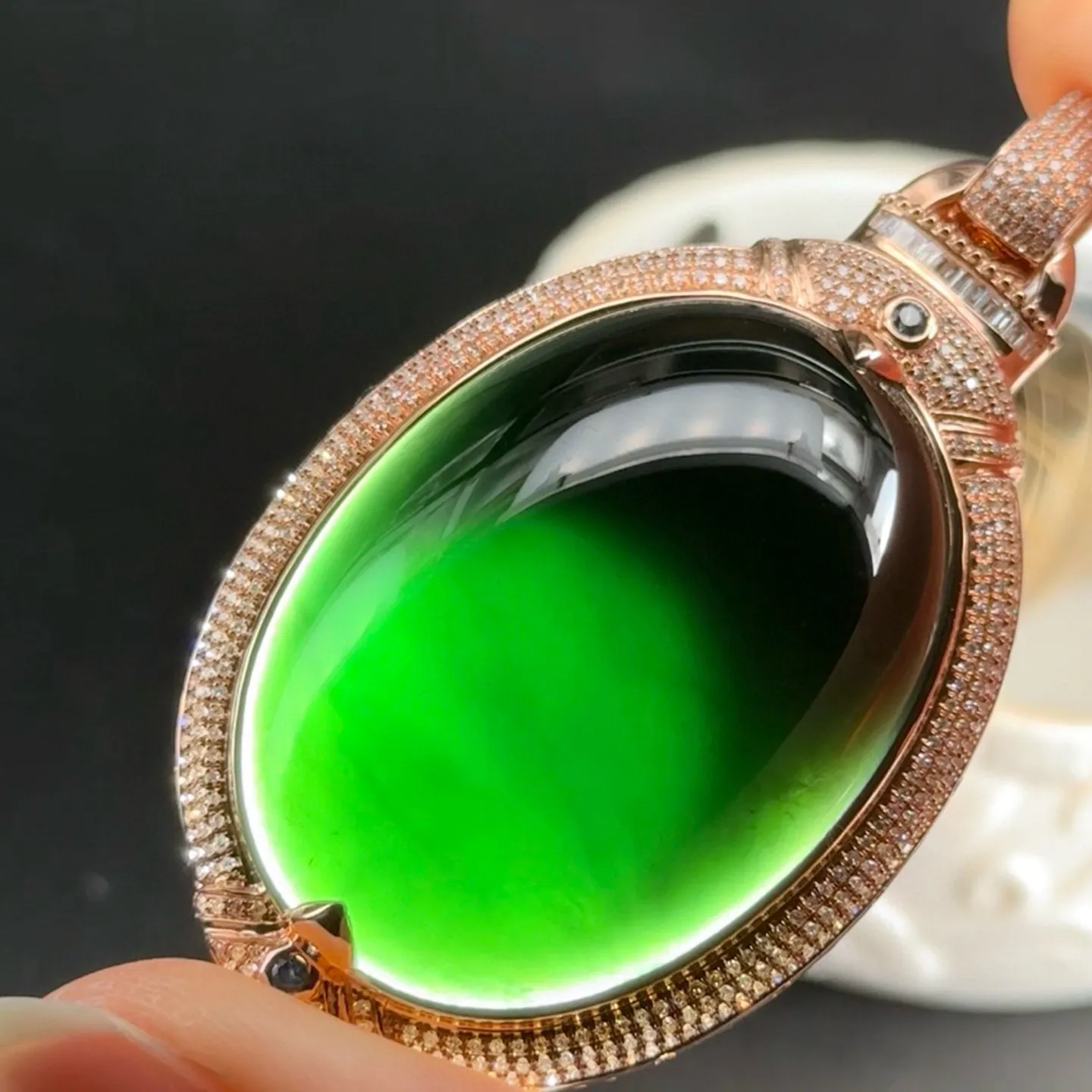 精品豪镶墨翠大蛋面吊坠 种好色正 黑度极好 打灯通透 油性十足 尺寸62.7