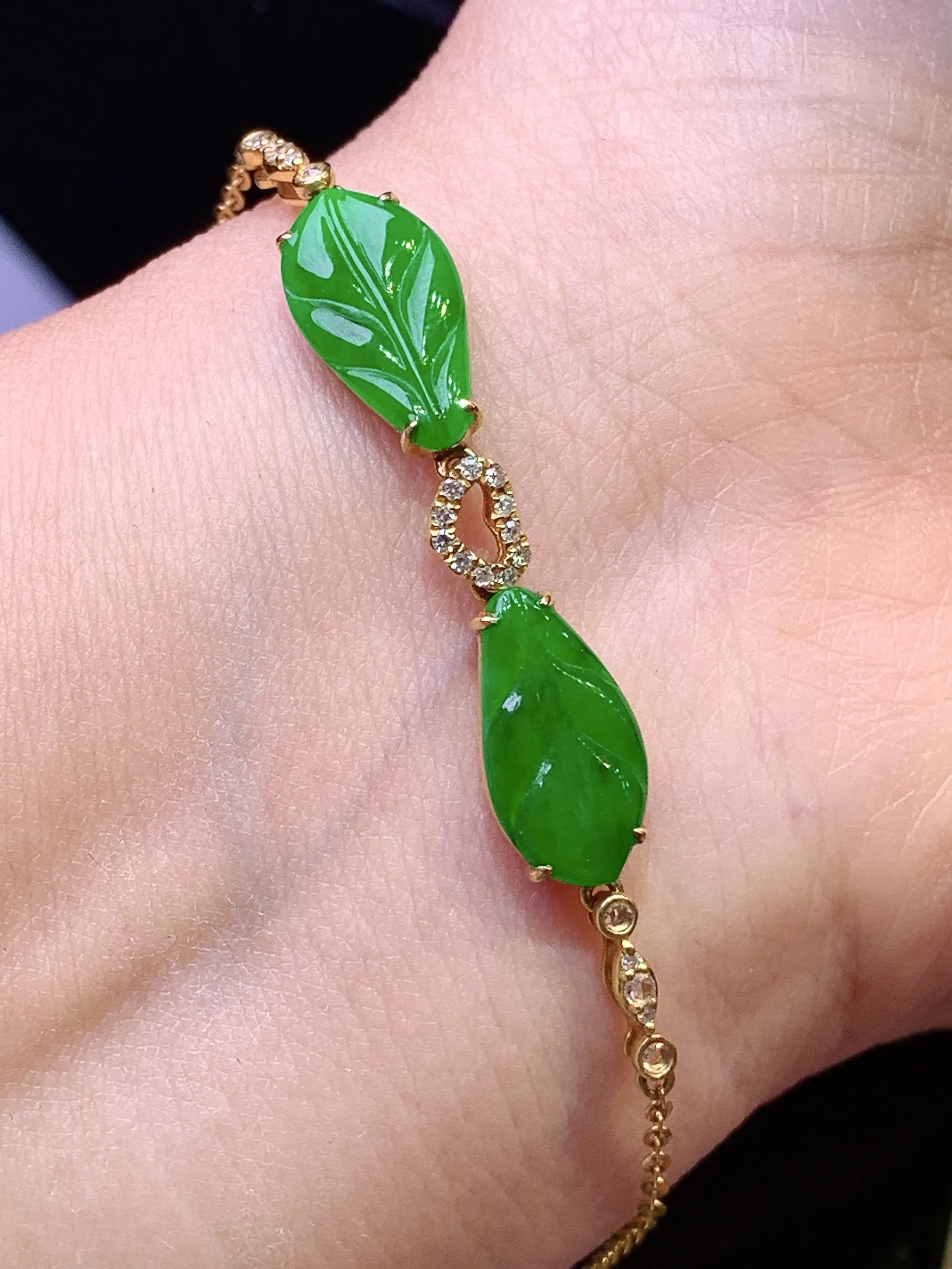 18k金钻镶嵌满绿树叶手链 玉质细腻 色泽清新艳丽 裸石尺寸14.5*7.8*2