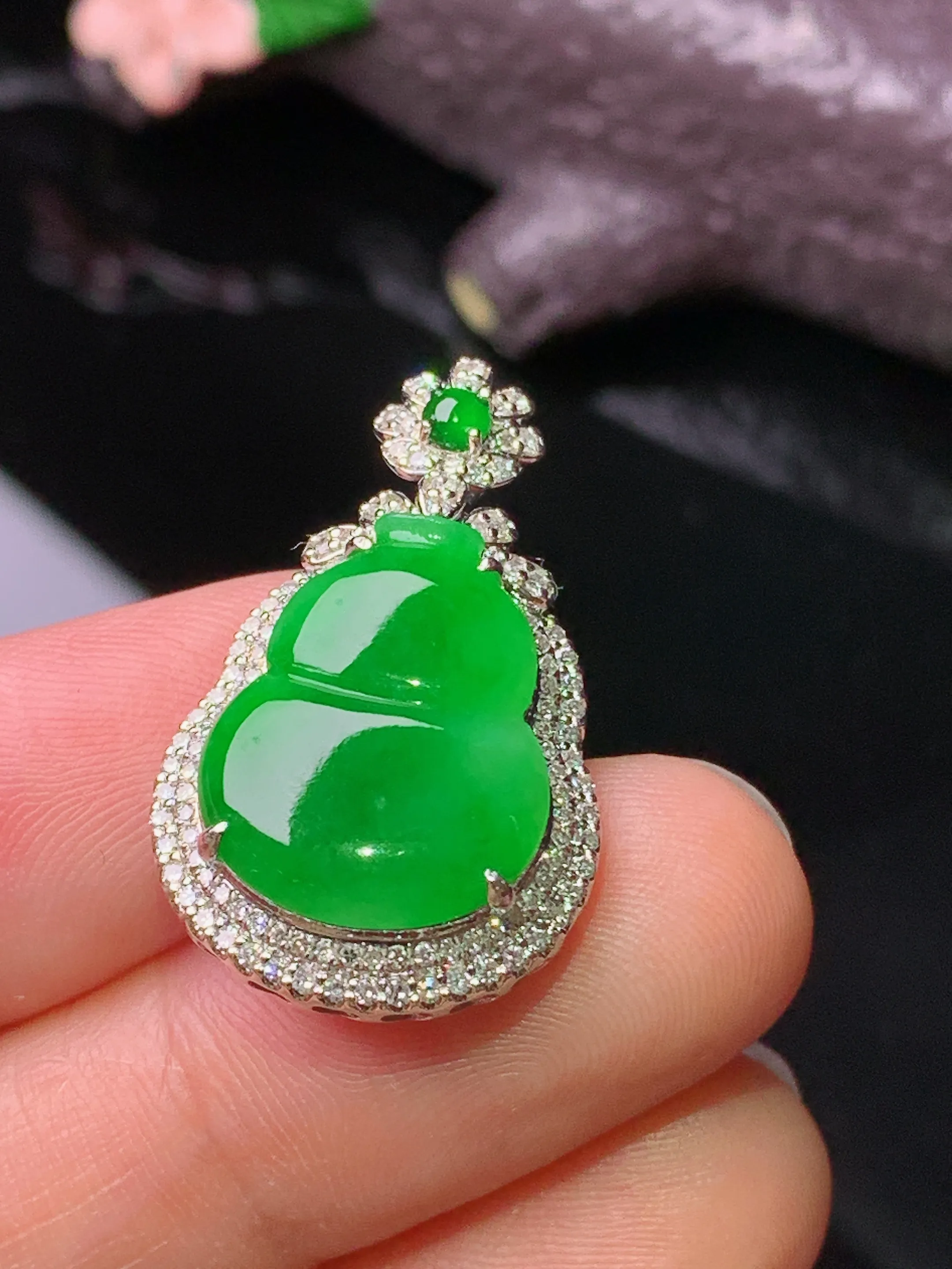 18k金钻镶嵌翠绿葫芦吊坠 玉质细腻 色泽清新艳丽 整体尺寸27.3*16.8*7