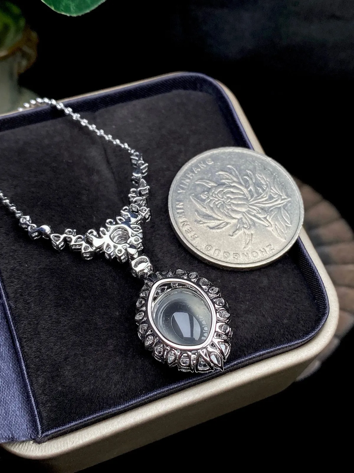 【冰种紫蛋面吊坠】种水很不错、细腻水润，形状很饱满，收藏品质，18K金钻镶嵌，裸石尺寸12.1*10.1*4.6毫米