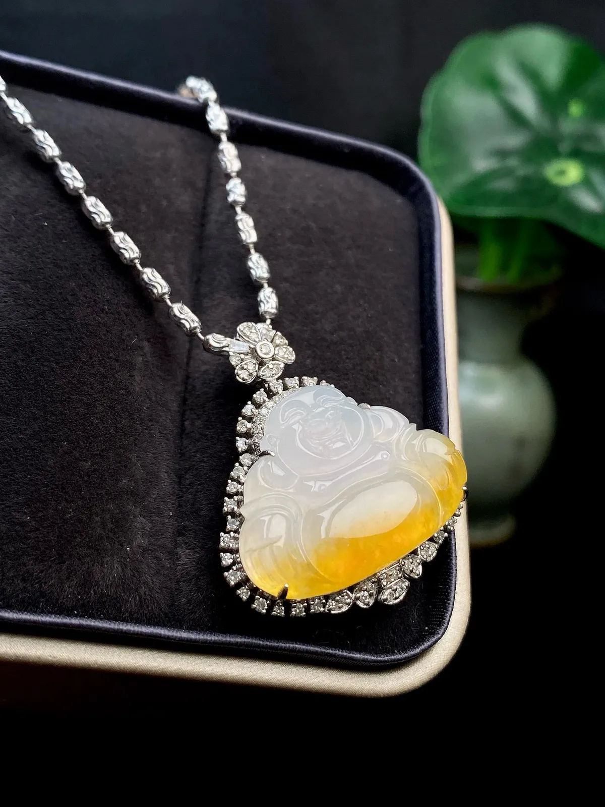 【冰种佛公吊坠】种水上乘，晶莹剔透，纯净通透，莹光感很强，18k金钻镶嵌，裸石尺寸17.7*23.9