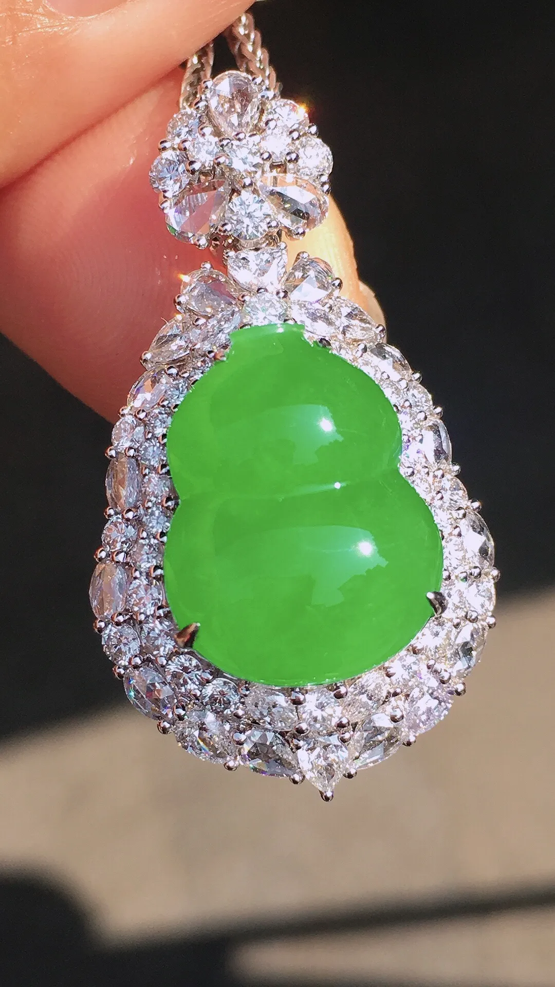 阳绿葫芦吊坠，色泽均匀艳丽，玉质细腻，荧光感超
强，饱满圆润，尽显优雅气质，18k
金豪华镶嵌