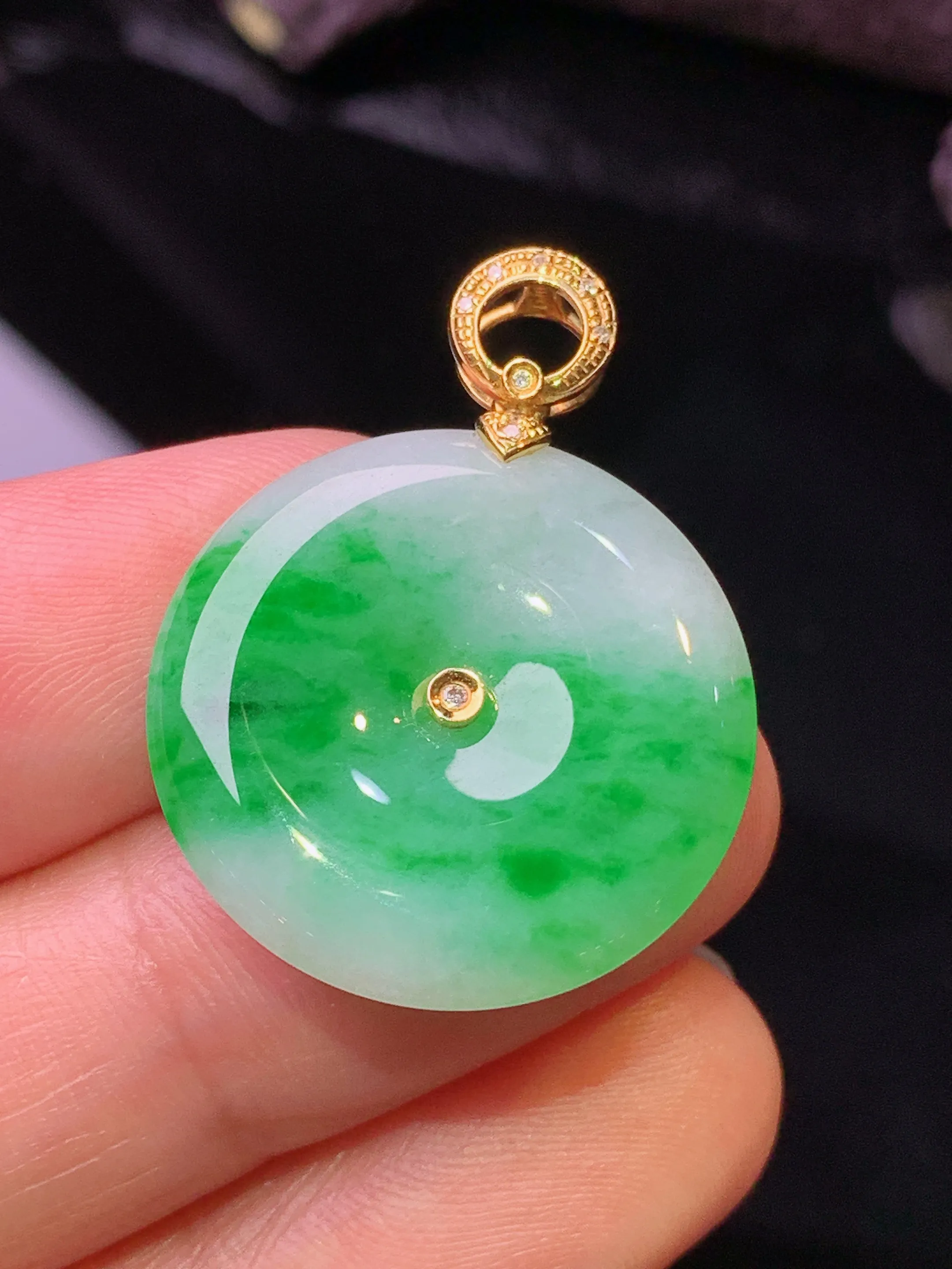 18k金钻镶嵌飘绿平安扣吊坠 玉质细腻 色泽清新艳丽 整体尺寸29.5*22*4
