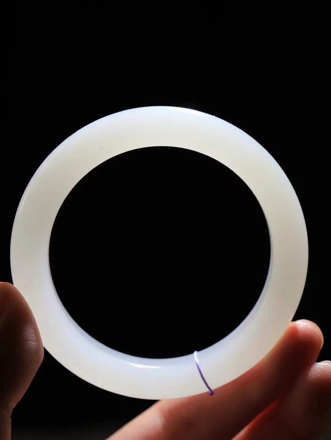 【诗情画意.手镯】

精品和田玉白玉手镯   细腻油脂,手感润滑。意韵飘渺，温雅细腻，工艺精湛，️氤氲诗意的美跃然于手腕之间，给人以出尘的风雅，优美脱俗，气质非凡。重56.3克 内径56mm尺寸11.5-9.5mm  22120500A