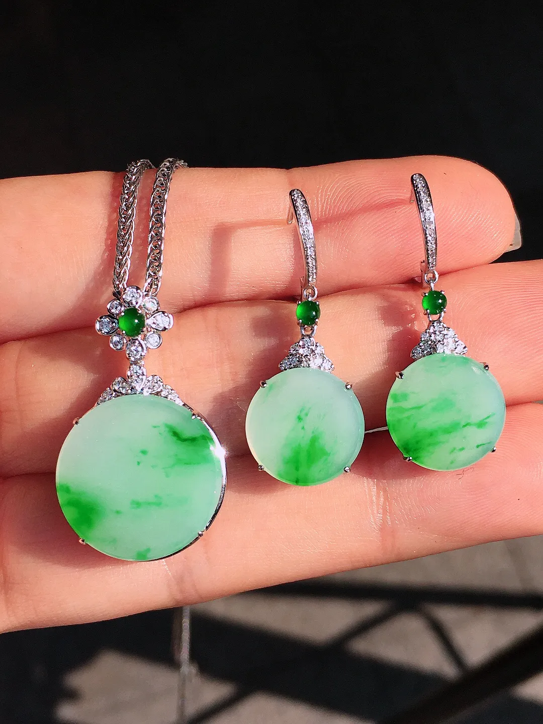 飘绿平安扣套装（吊坠+耳坠），色泽均匀艳丽，玉质细腻，荧光感超
强，饱满圆润，尽显优雅气质，18k
