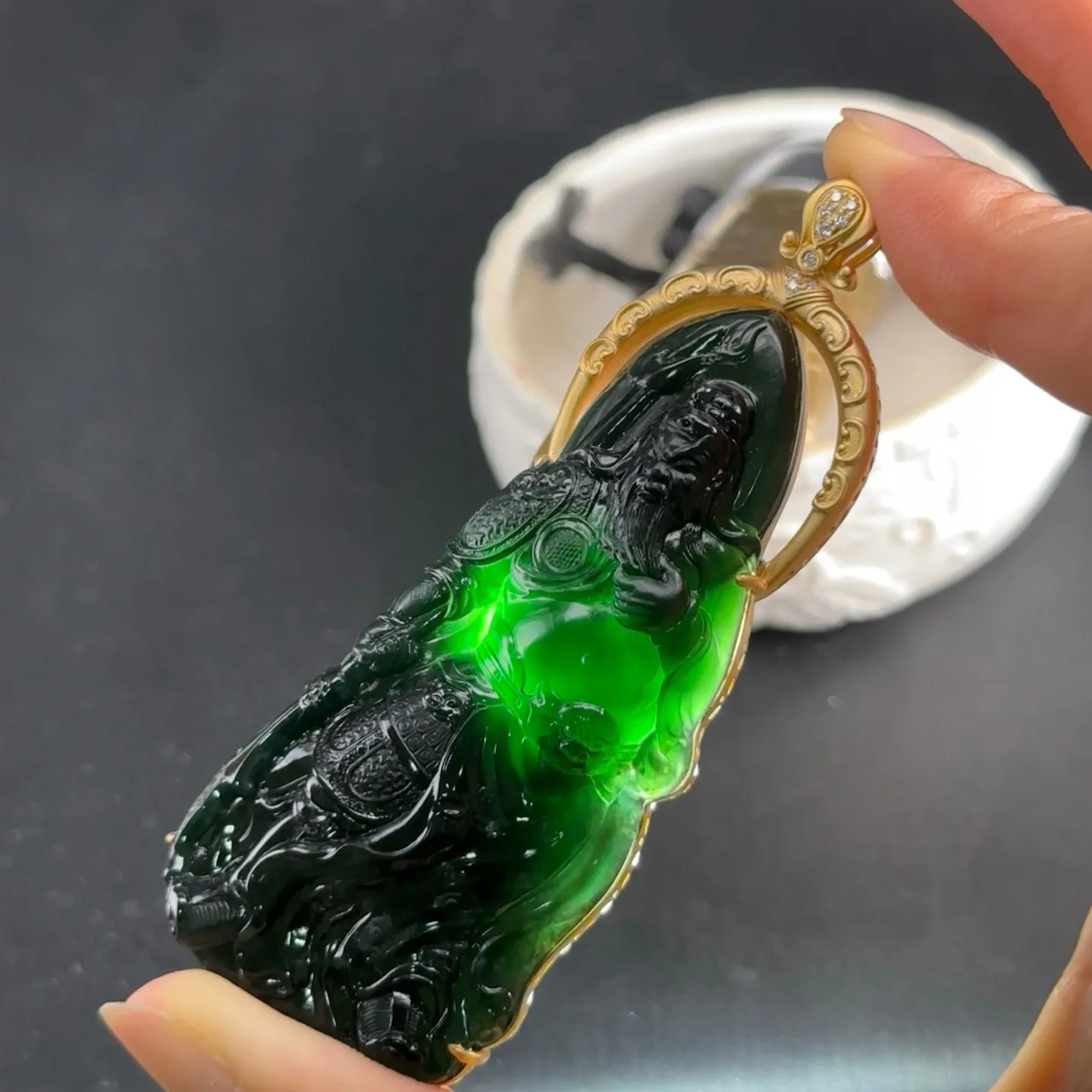 精品18k墨翠关公 种好色正 黑度极好 打灯通透 油性十足 尺寸82.4