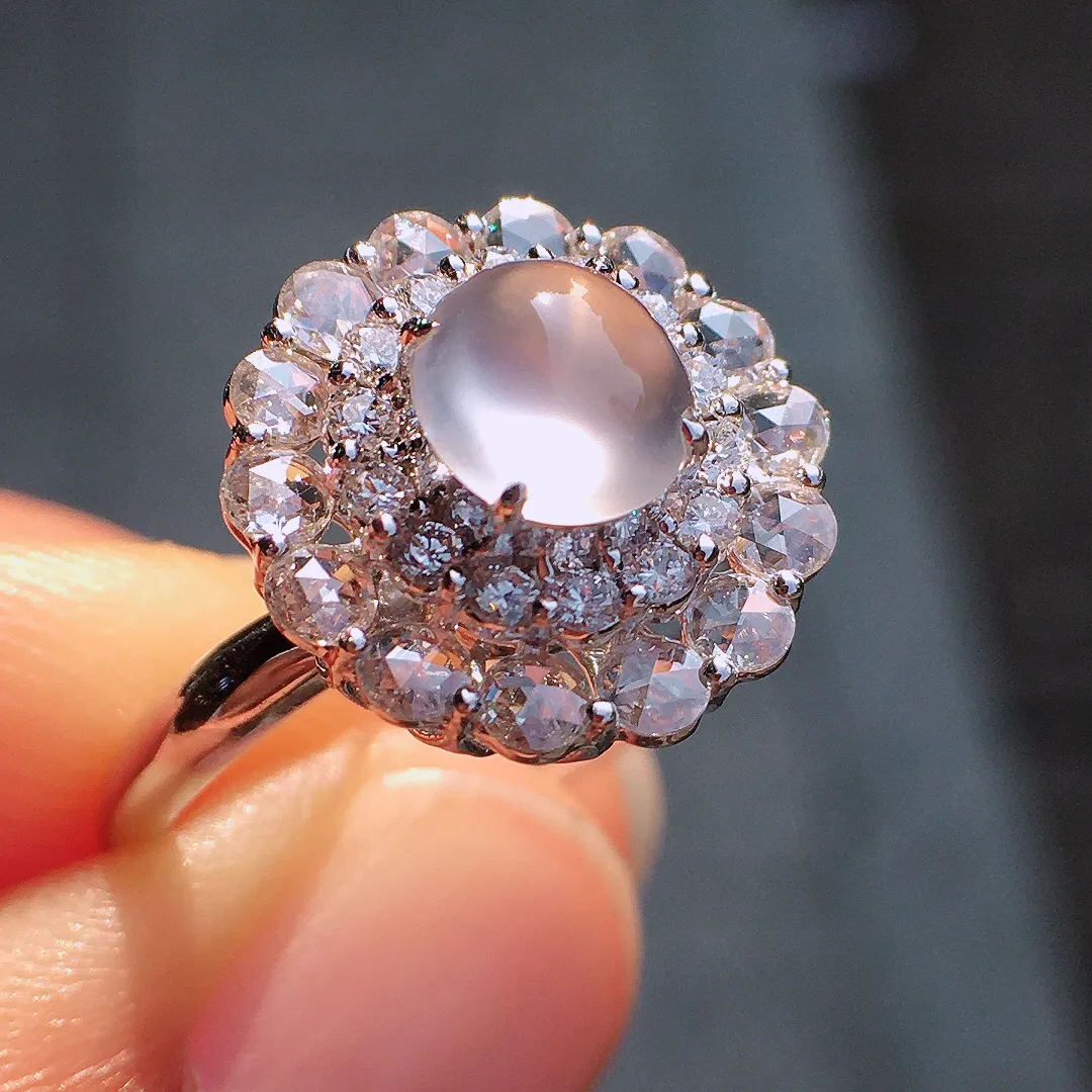 玻璃种蛋面戒指，玉质细腻，荧光感超
强，饱满圆润，尽显优雅气质，18k
金豪华镶嵌