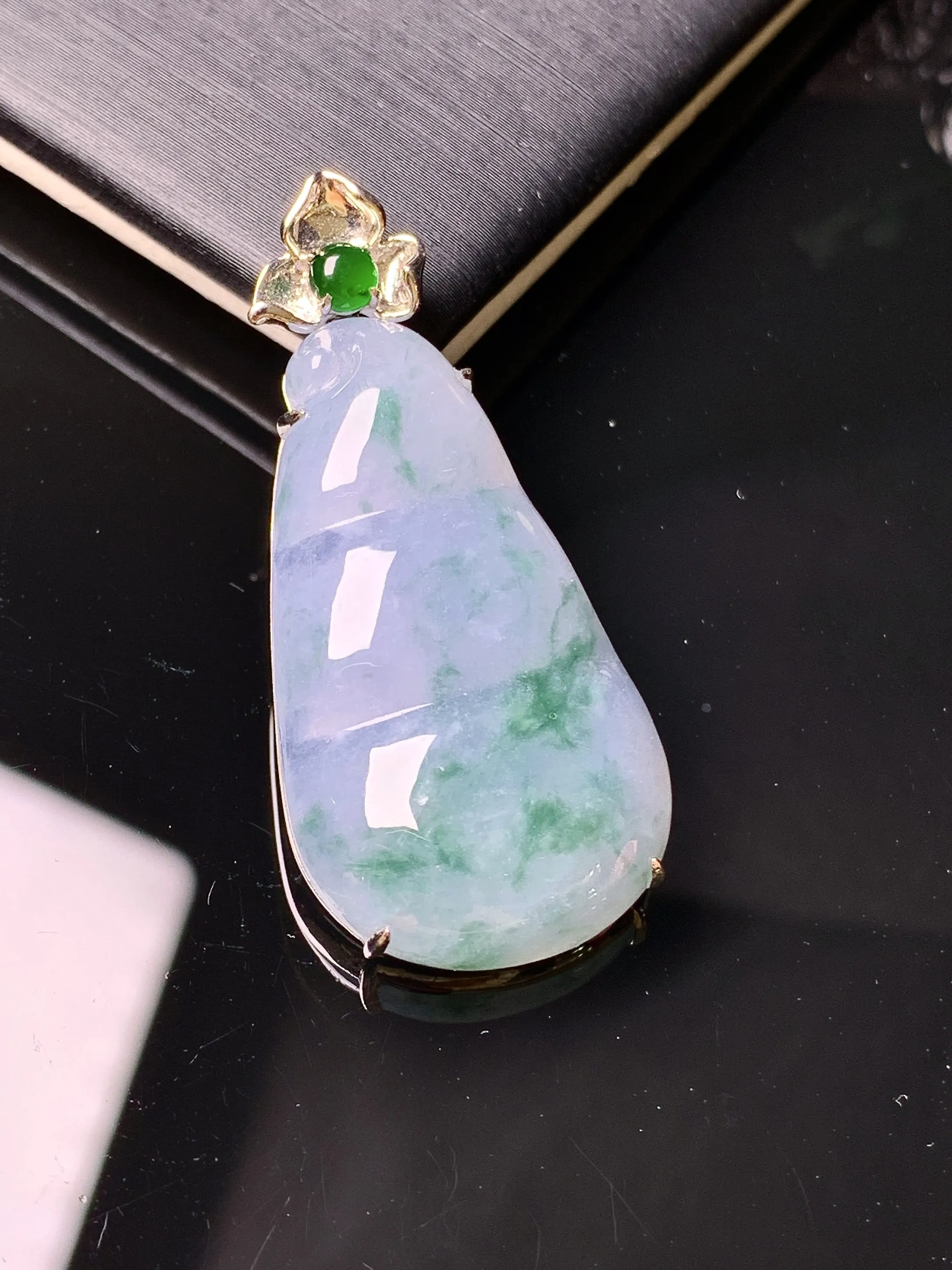 18k金镶嵌淡紫罗兰四季豆吊坠 玉质细腻 色泽清新艳丽 整体尺寸38*17.5*6.2