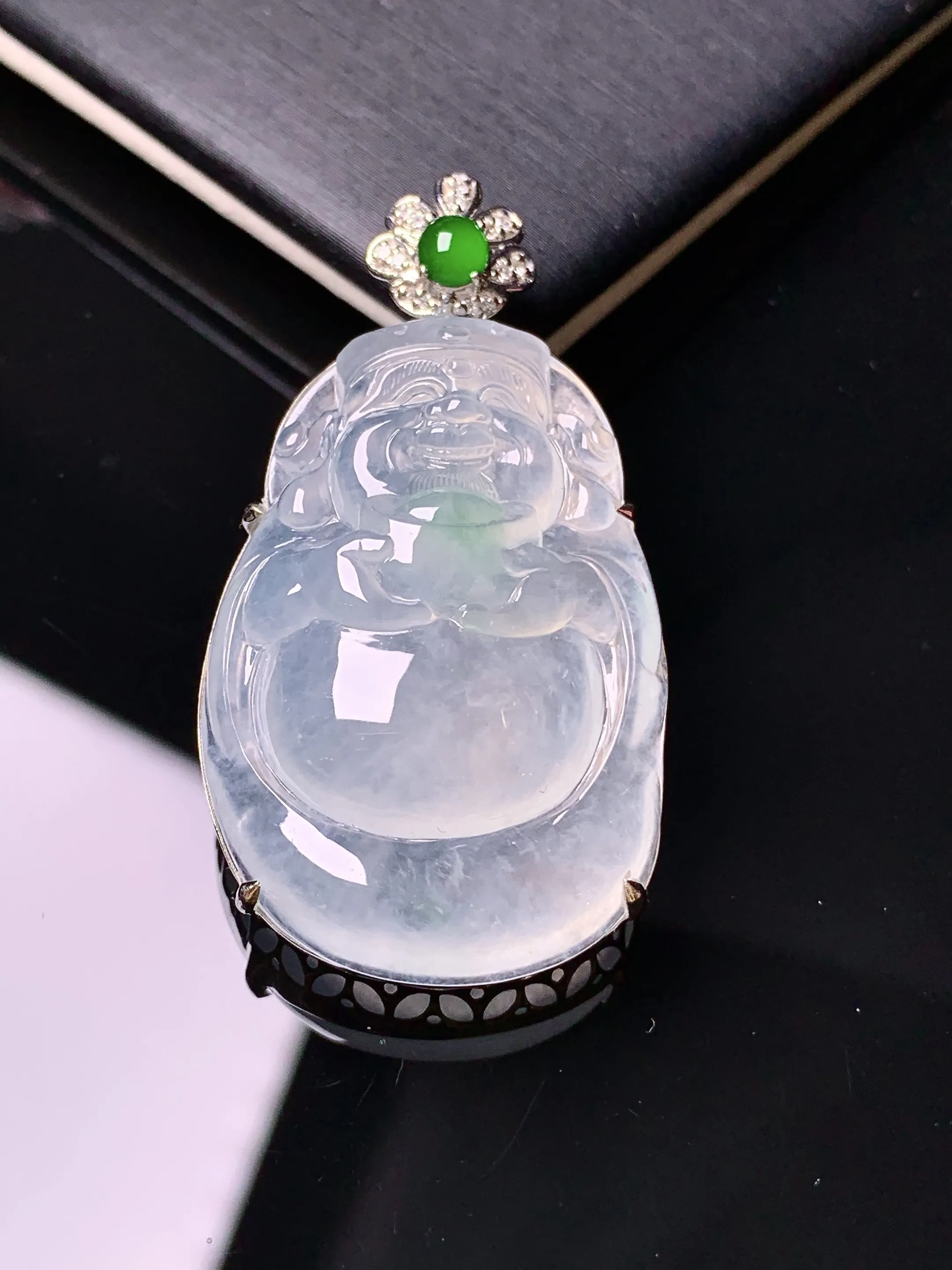 18k金钻镶嵌冰种财神吊坠 玉质细腻 色泽清新艳丽 整体尺寸42.5*23.1*10.6