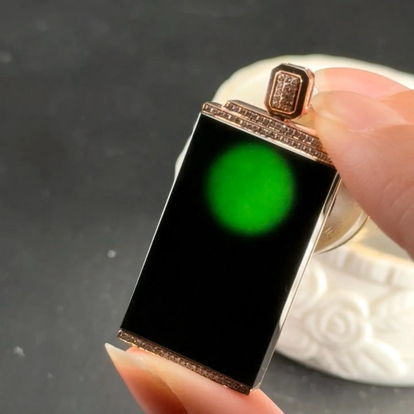 精品18k墨翠无事牌 种好色正 黑度极好 打灯通透 油性十足  尺寸42.1