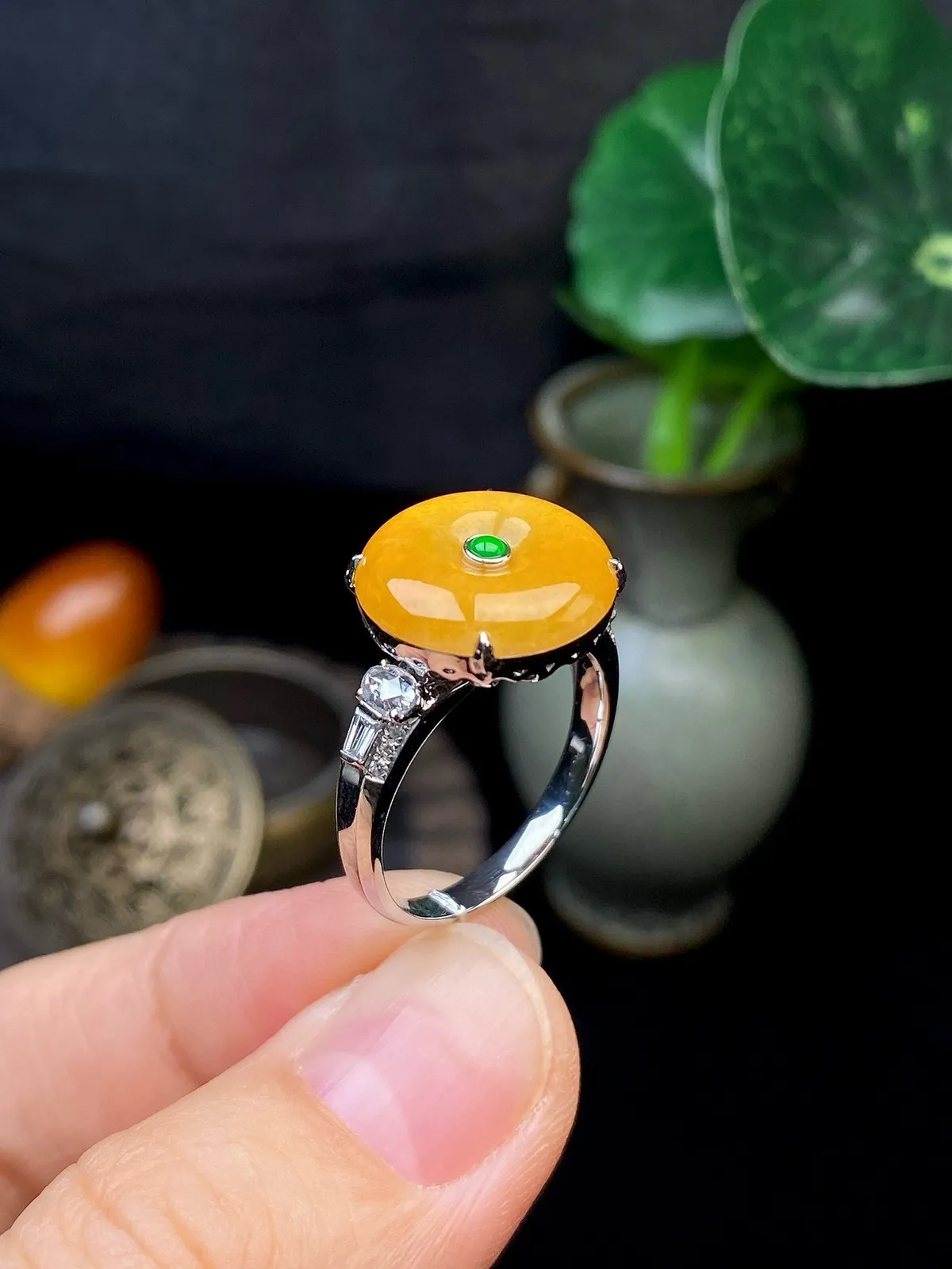 【冰种黄扣戒指】种水上乘，晶莹剔透，纯净通透，18k金钻精美镶嵌，裸石尺寸13.6*3.2毫米，圈口