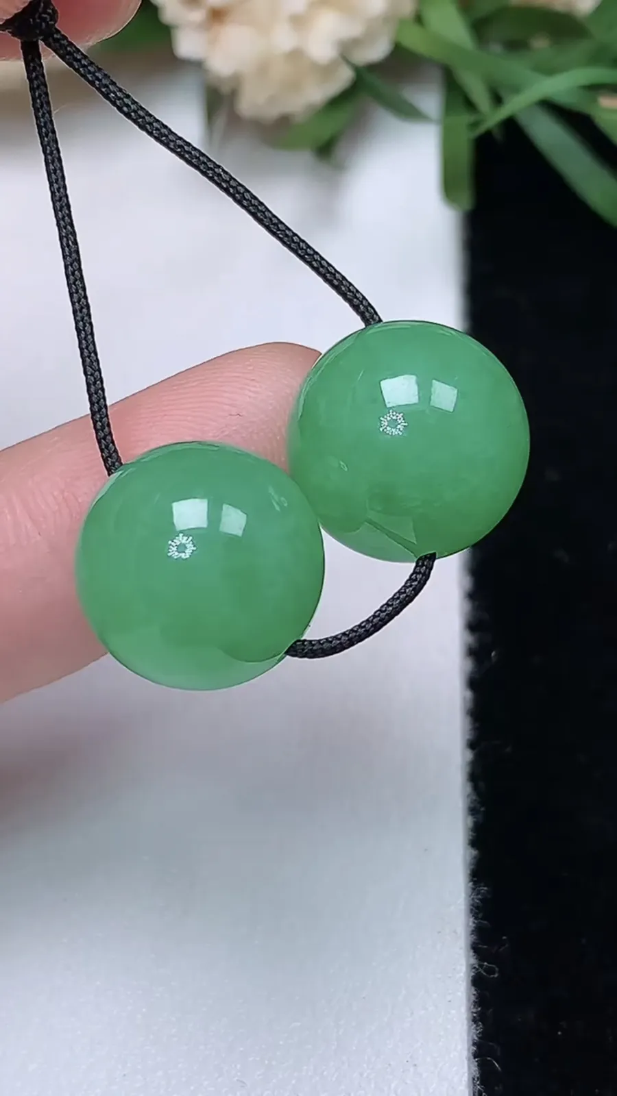 翡翠a货满绿圆珠一对，尺寸11.6，重量:5.77g