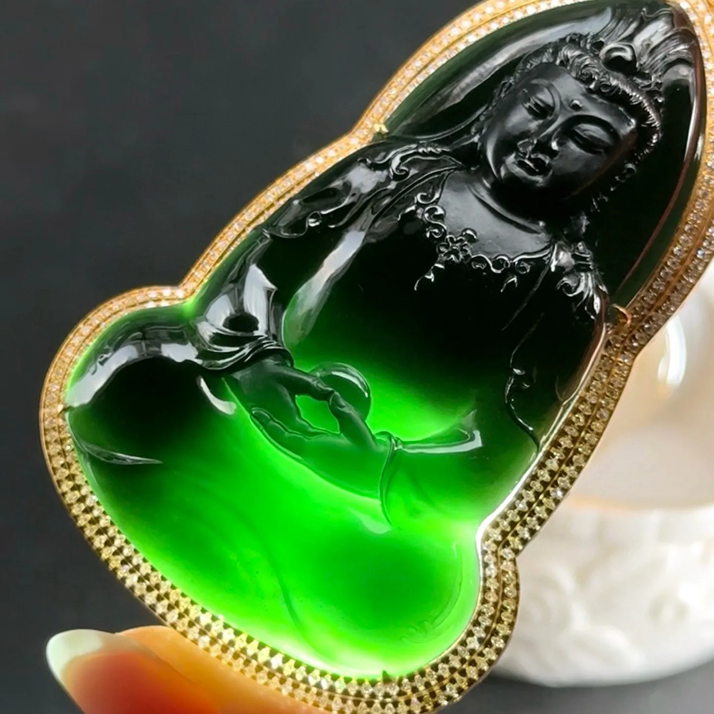 精品18k墨翠观音 种好色正 黑度极好 打灯通透 油性十足 尺寸79.8