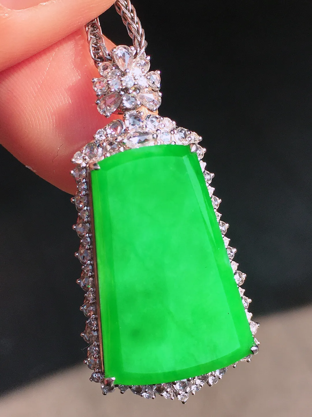 阳绿无事牌吊坠，色泽均匀艳丽，玉质细腻，荧光感超
强，饱满圆润，尽显优雅气质，18k
金豪华镶嵌