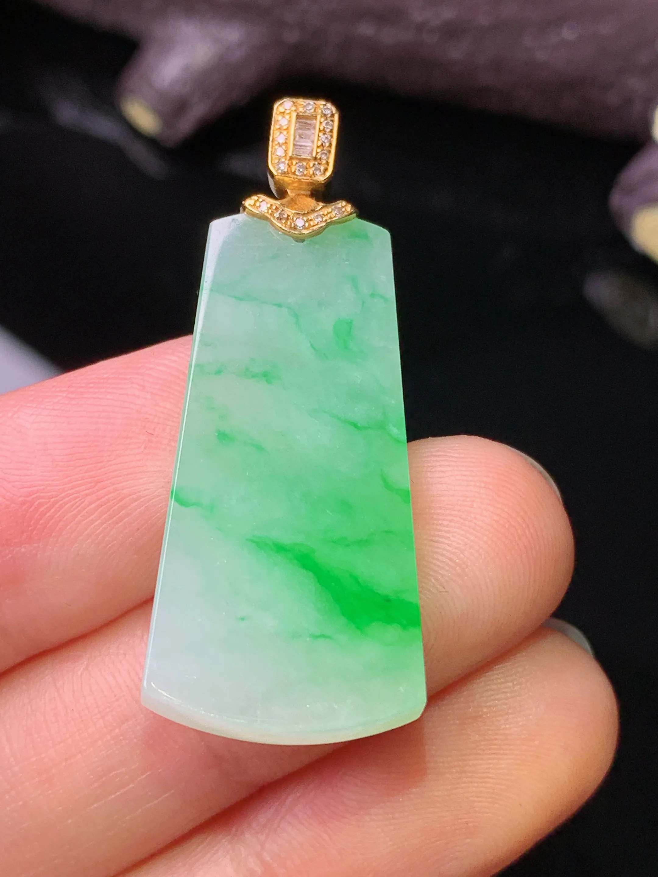 18k金钻镶嵌翠绿无事牌吊坠 玉质细腻 色泽清新艳丽 整体尺寸37.8*14.6*3.6