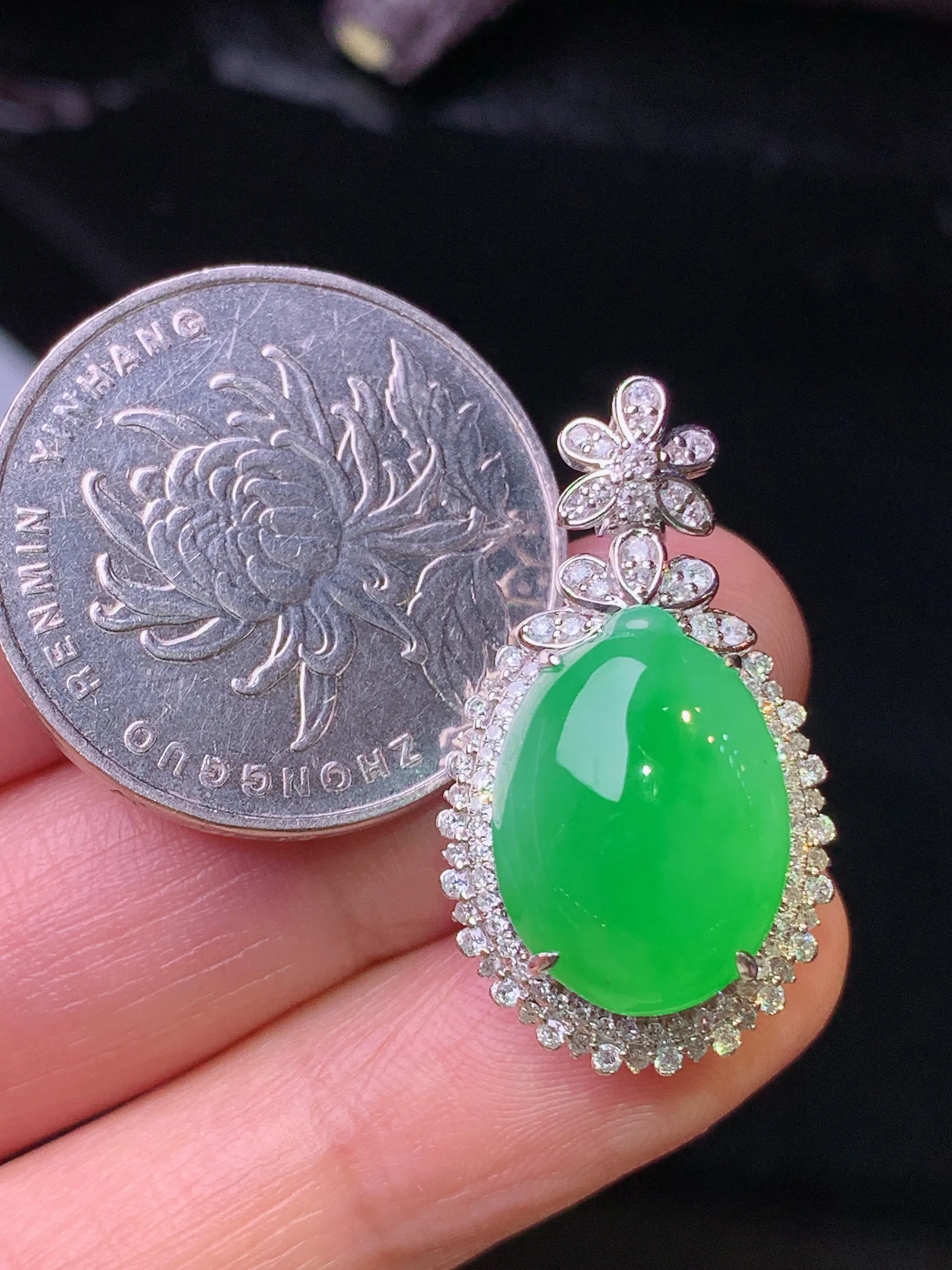 18k金钻镶嵌满绿蛋面吊坠 玉质细腻 色泽清新艳丽 整体尺寸28*16*13.6
