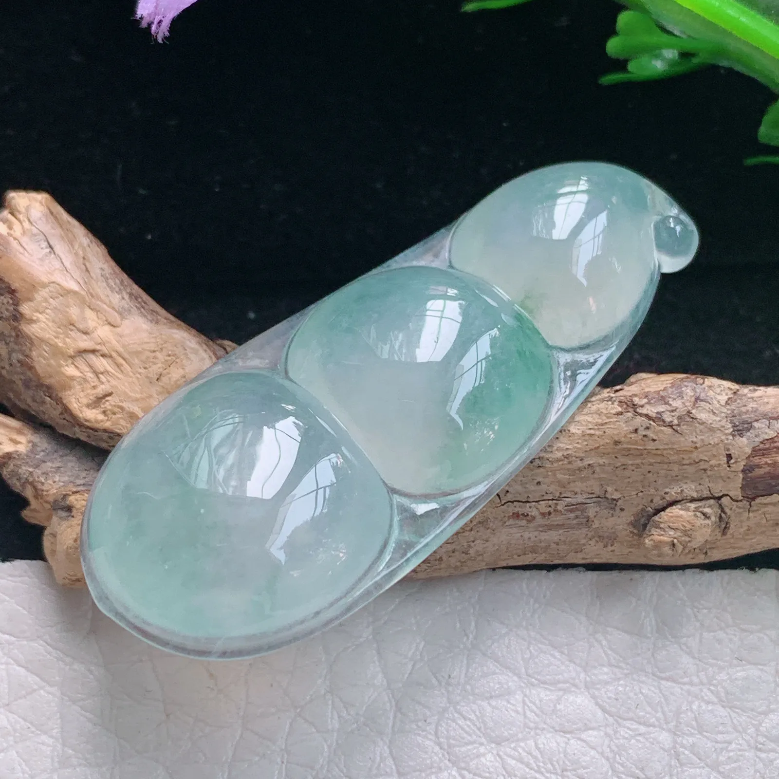 gp实拍43.2*17.8*6缅甸翡翠a货精雕冰润浅绿平安豆玉吊坠 玉挂件