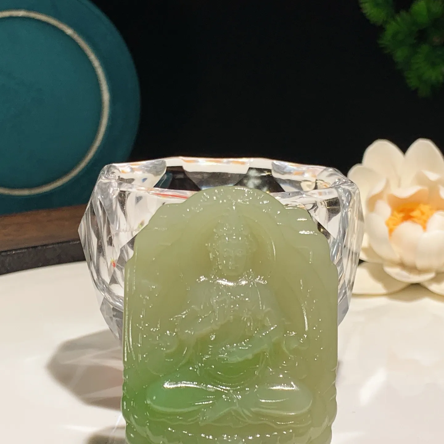 和田玉青海翠翠青坐莲观音牌子挂件。尺寸54/40/12重54克。内径玉质细腻油润。手推出油。佩戴高端典雅。lt251205