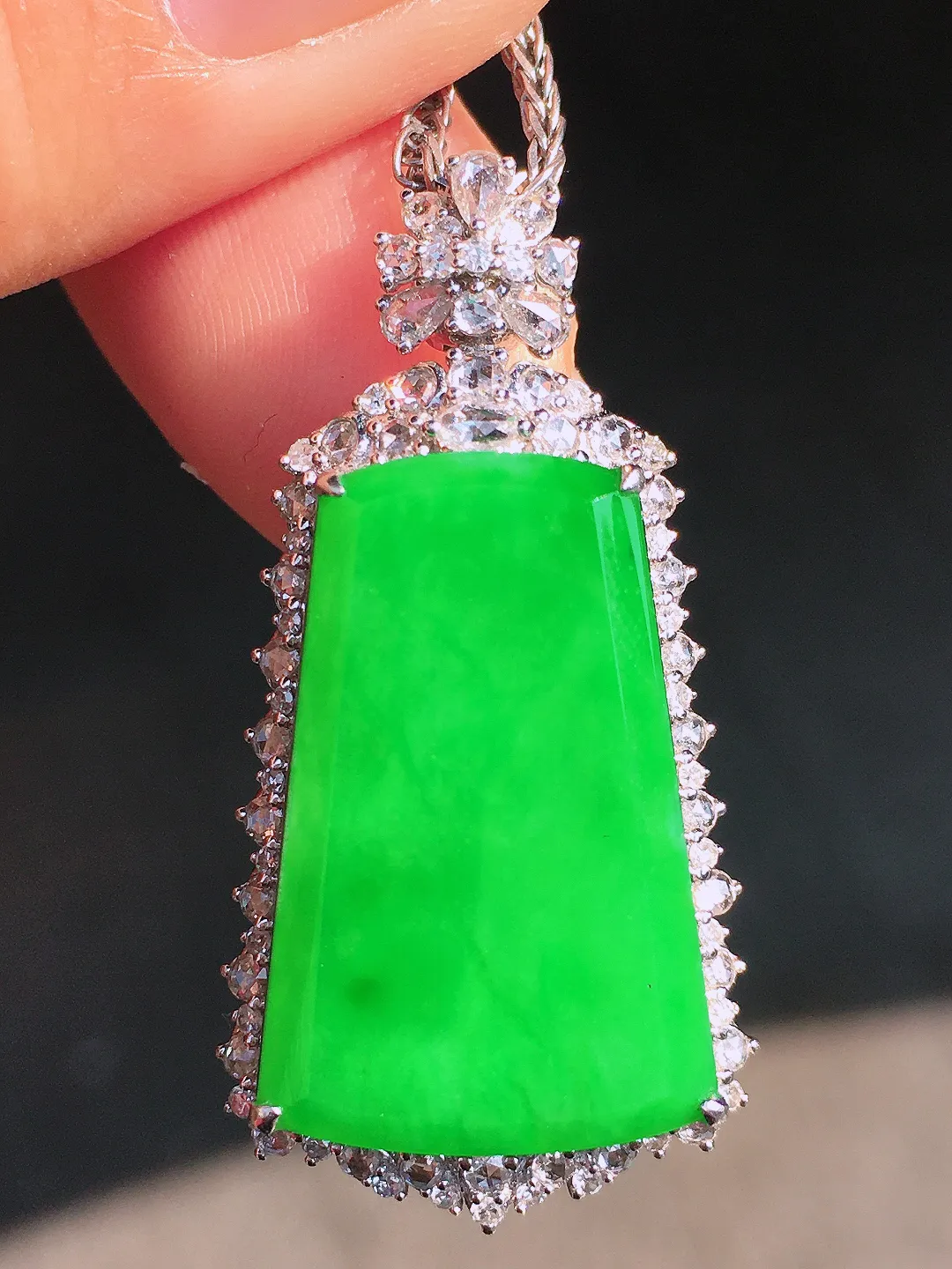 阳绿无事牌吊坠，色泽均匀艳丽，玉质细腻，荧光感超
强，饱满圆润，尽显优雅气质，18k
金豪华镶嵌