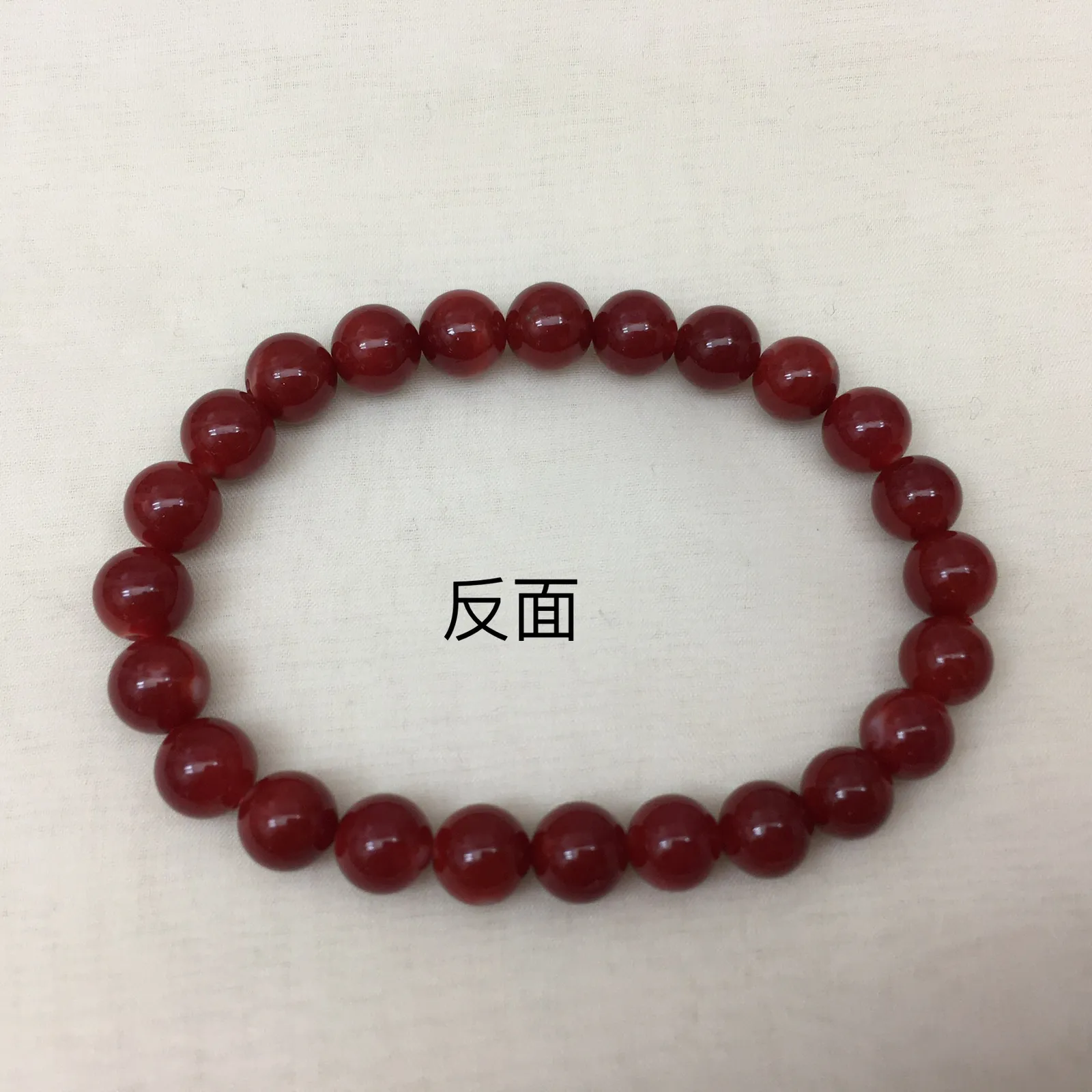 【天然日本阿卡牛血红珊瑚7.4mm圆珠弹力单手串】难得高瓷度，日本产地，阿卡材料，整条少虫眼少白芯的阿卡圆珠。整条赤血牛血红颜色，珠子直径7.4-7mm，每颗珠子均为天然的珊瑚，珊瑚自古就为佛教珍宝，深海千年有机宝石！收藏价值高、可传承重量为12.95克！追求品质者的福音！实物漂亮！