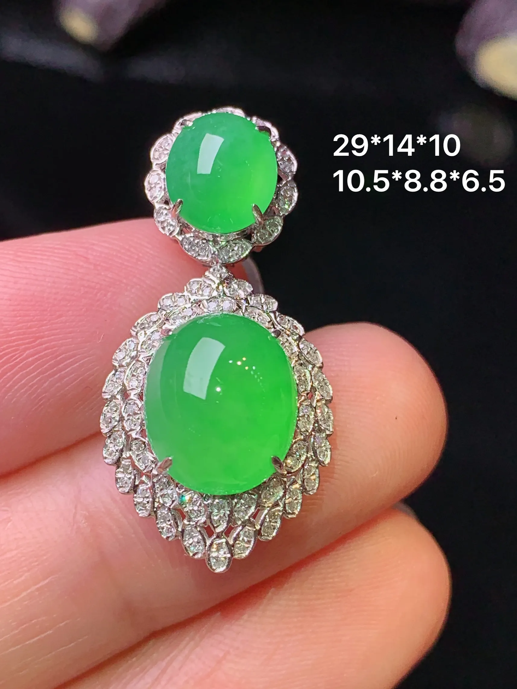 18k金钻镶嵌满绿蛋面吊坠 玉质细腻 色泽清新艳丽 整体尺寸29*14*10