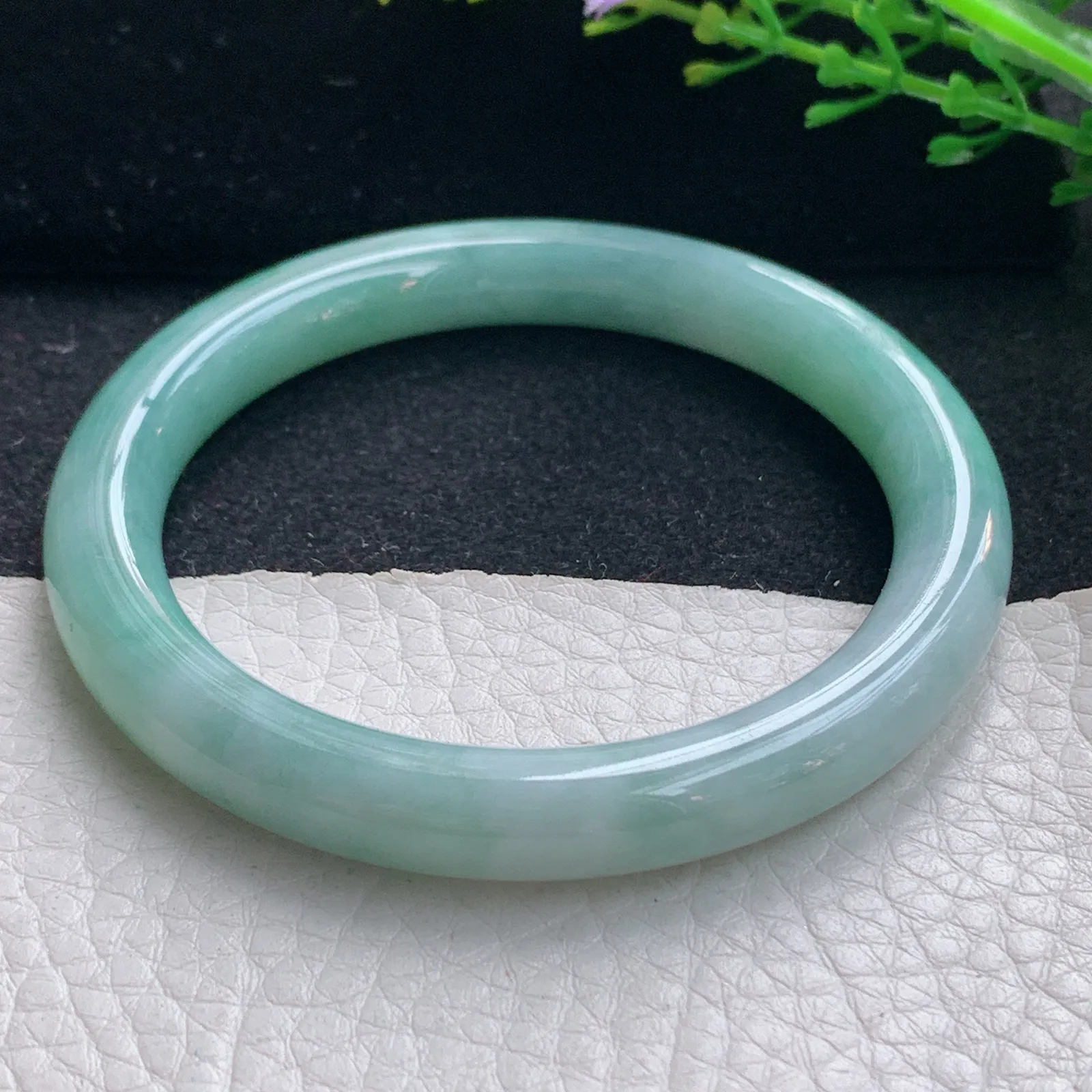 n自然光53.8*8.5*8.3叮当镯 翡翠a货玉手镯浅绿圆条珠宝玉手环 美人镯