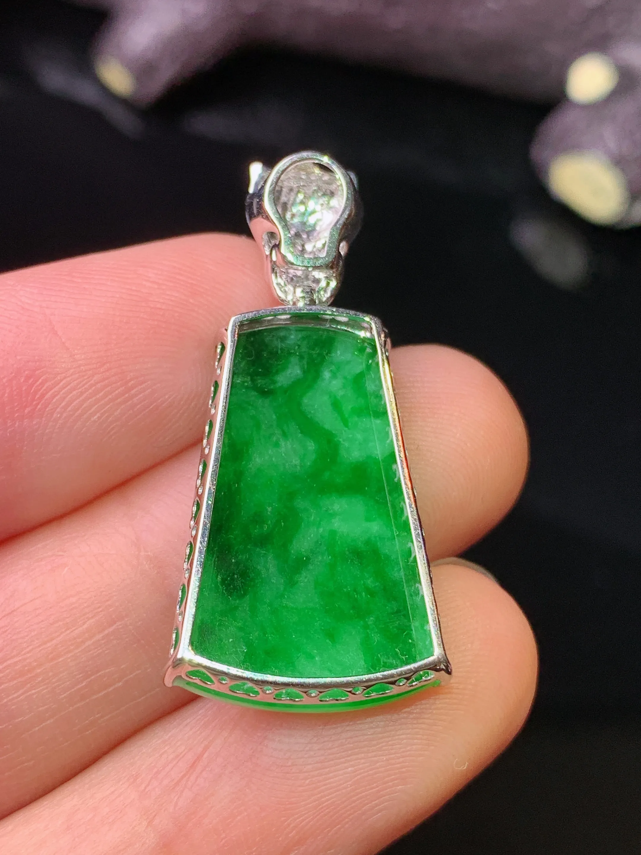 18k金钻镶嵌翠绿无事牌吊坠 玉质细腻 色泽清新艳丽 整体尺寸33*15*4.2