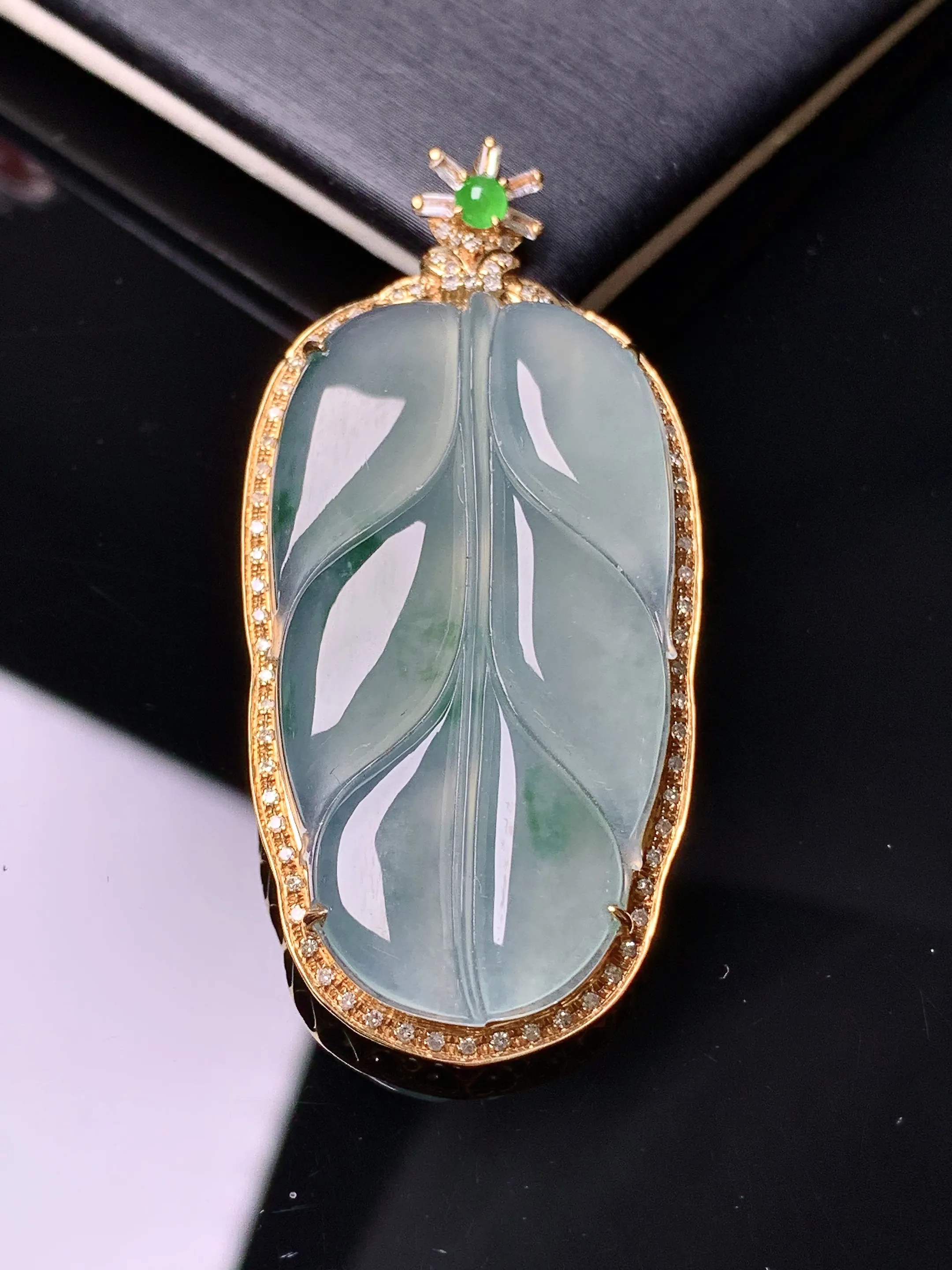 18k金钻镶嵌冰种树叶吊坠 玉质细腻 色泽清新艳丽 整体尺寸49*23.2*7.2