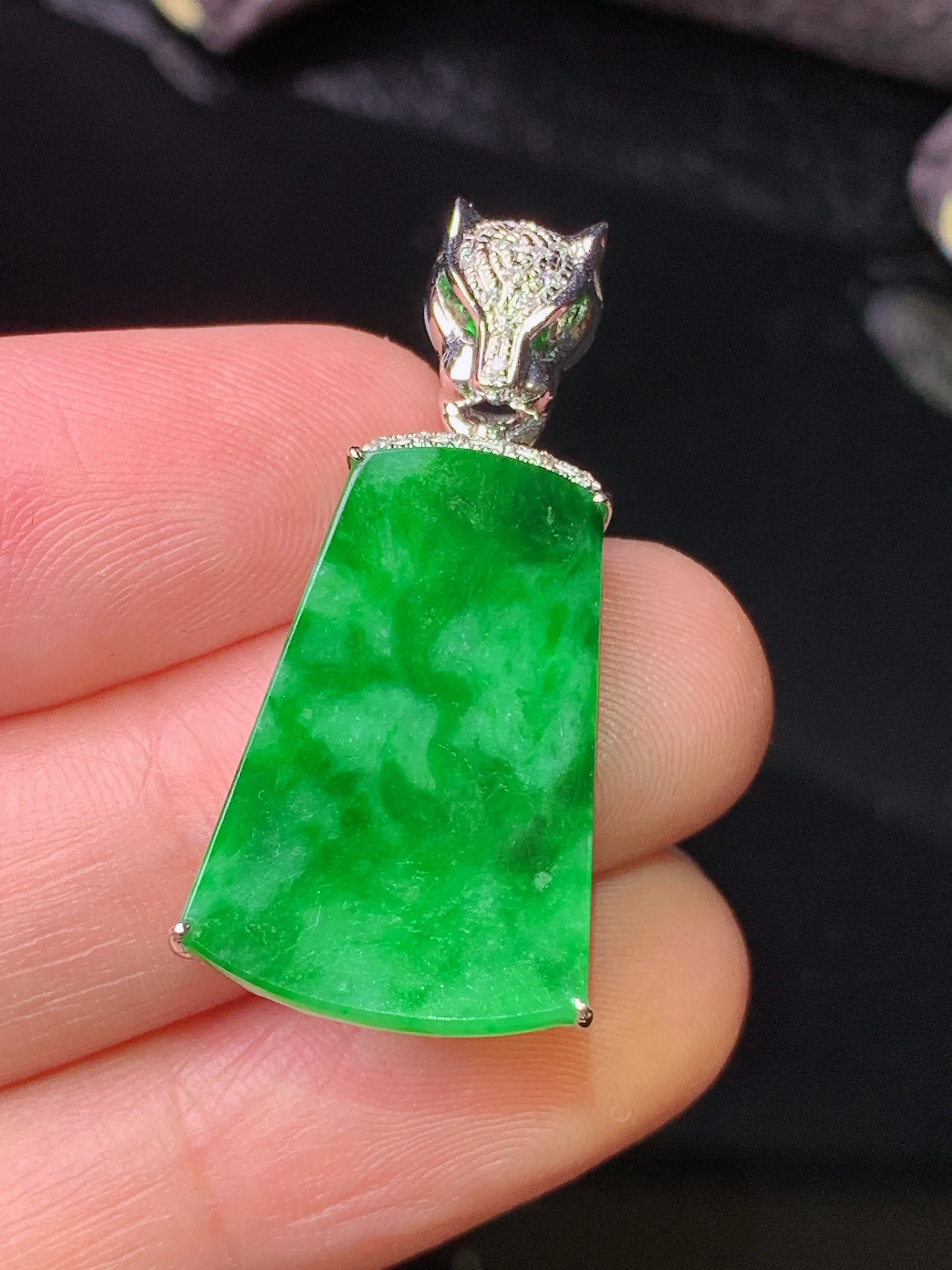 18k金钻镶嵌翠绿无事牌吊坠 玉质细腻 色泽清新艳丽 整体尺寸33*15*4.2