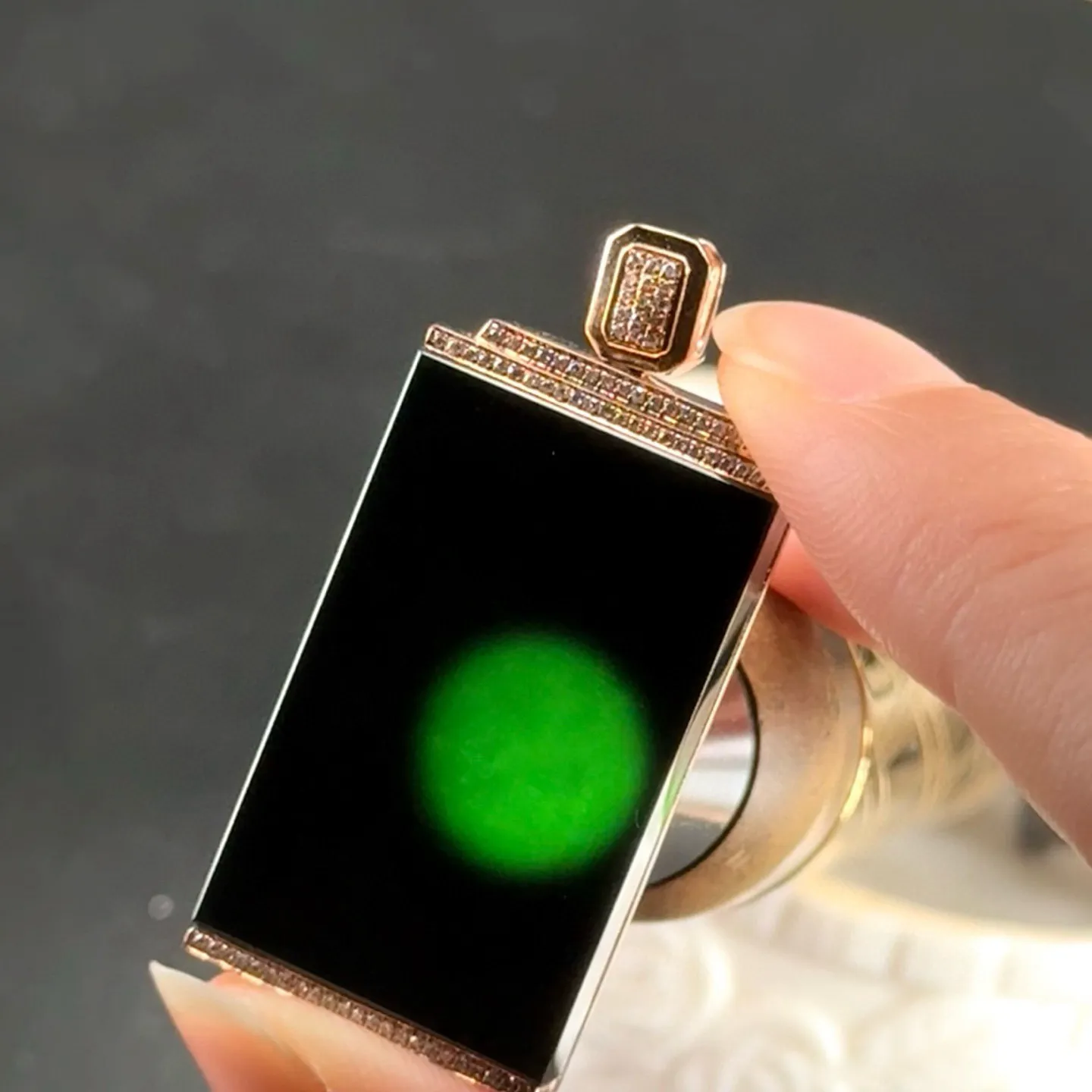 精品18k墨翠无事牌 种好色正 黑度极好 打灯通透 油性十足  尺寸42.1