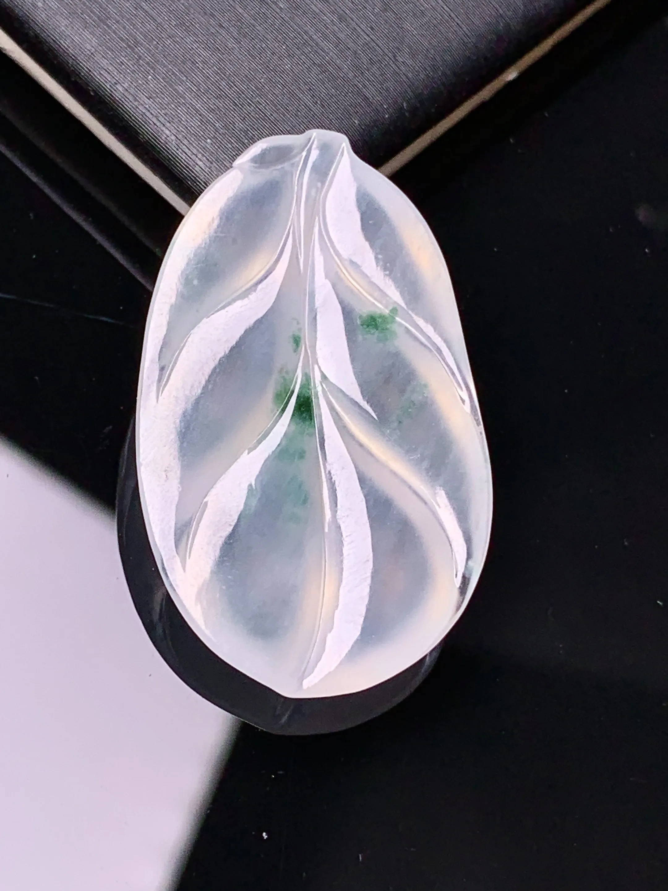 冰种树叶吊坠 玉质细腻 色泽清新艳丽 整体尺寸31.6*19*4.3