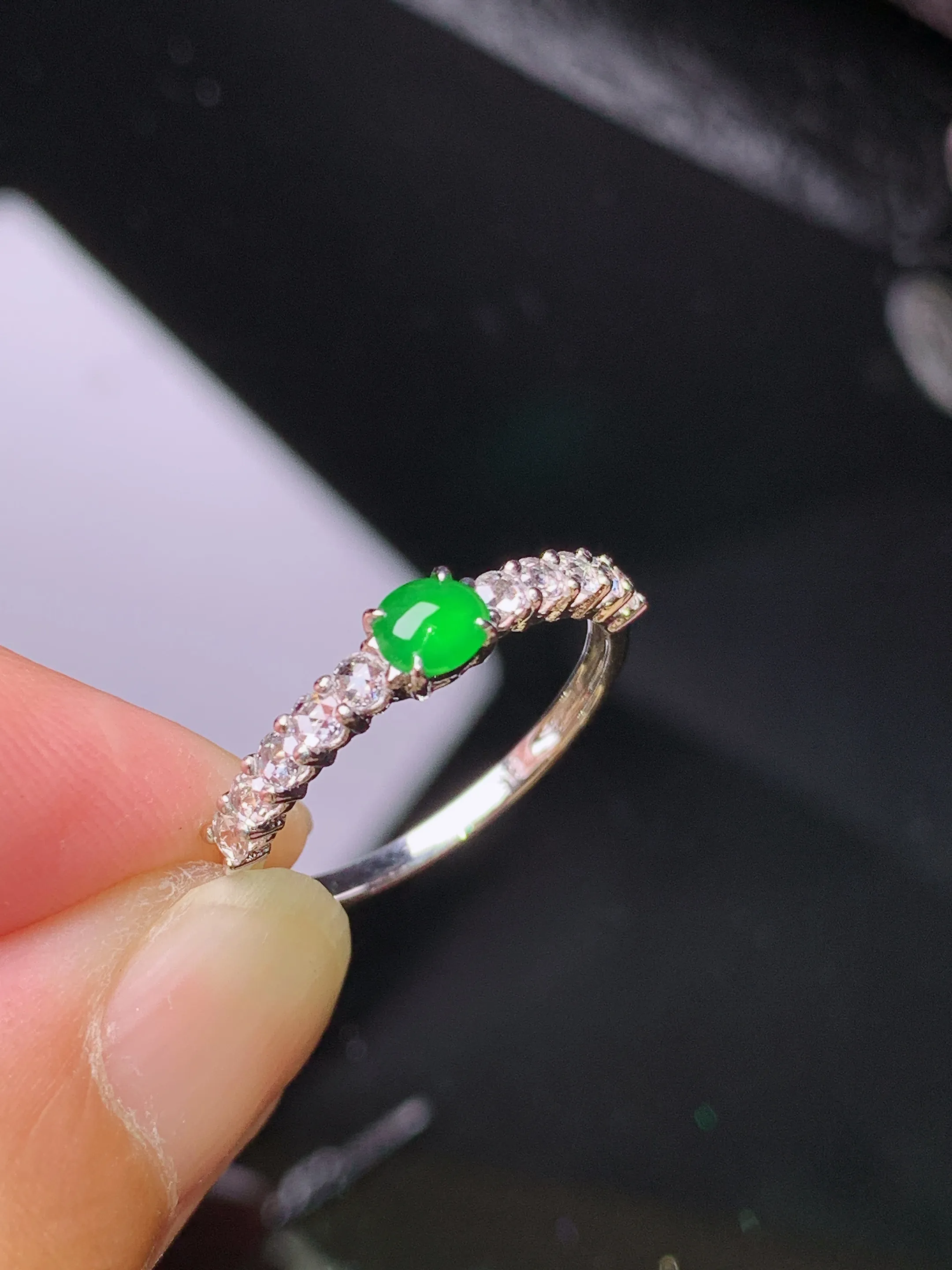 18k金钻镶嵌满绿蛋面戒指 吊坠 玉质细腻 色泽清新艳丽 圈口12.5 裸石尺寸3.6*4*2