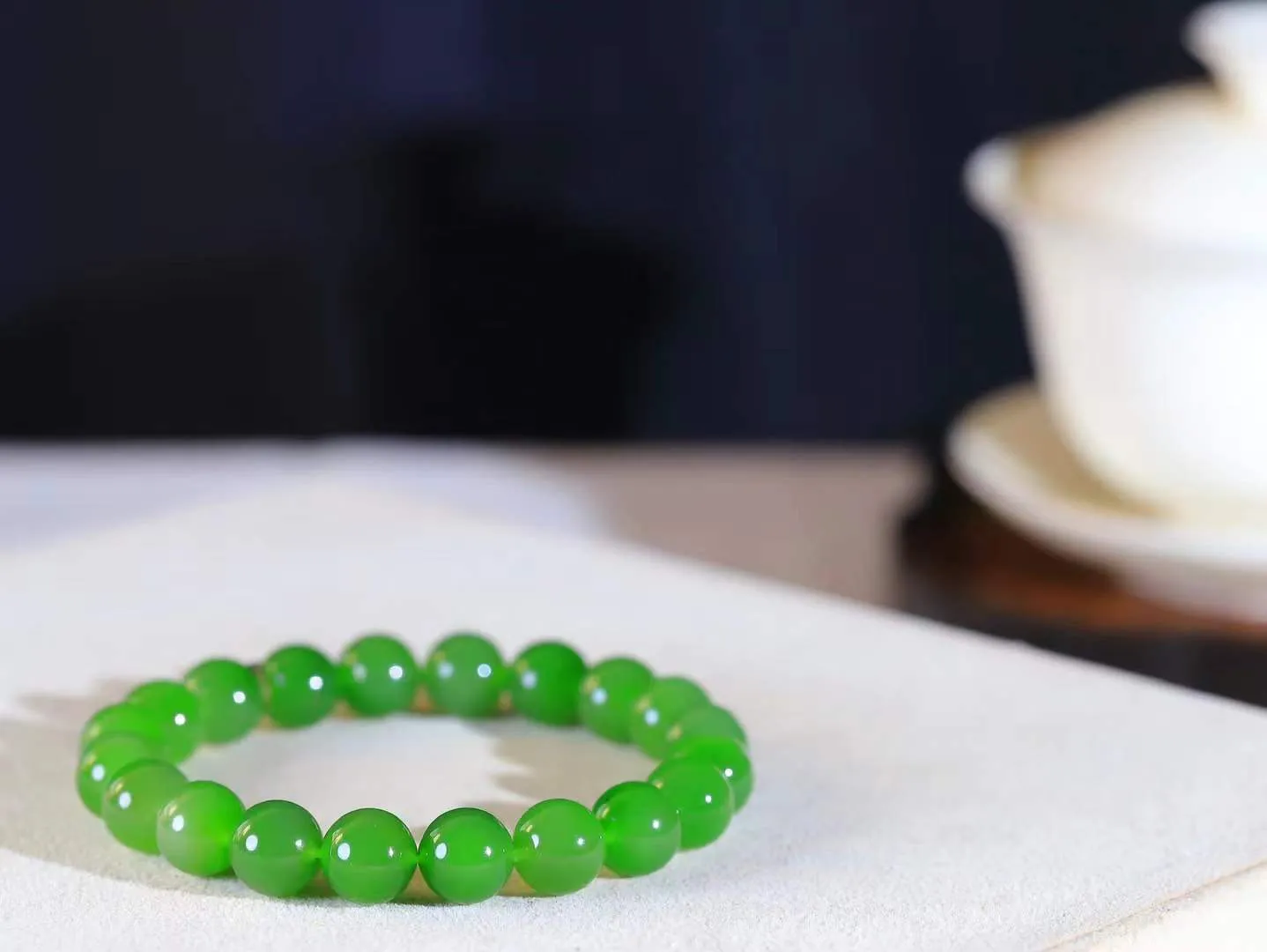 【珠圆玉润.手串】

精品和田玉碧玉珠圆玉润手串 玉质温润细腻  整串打磨圆润，佩戴舒适。珠珠落玉盘