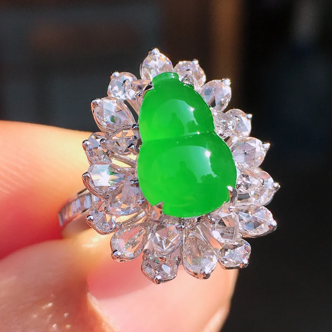 阳绿葫芦戒指，色泽均匀艳丽，玉质细腻，荧光感超
强，饱满圆润，尽显优雅气质，18k
金豪华镶嵌