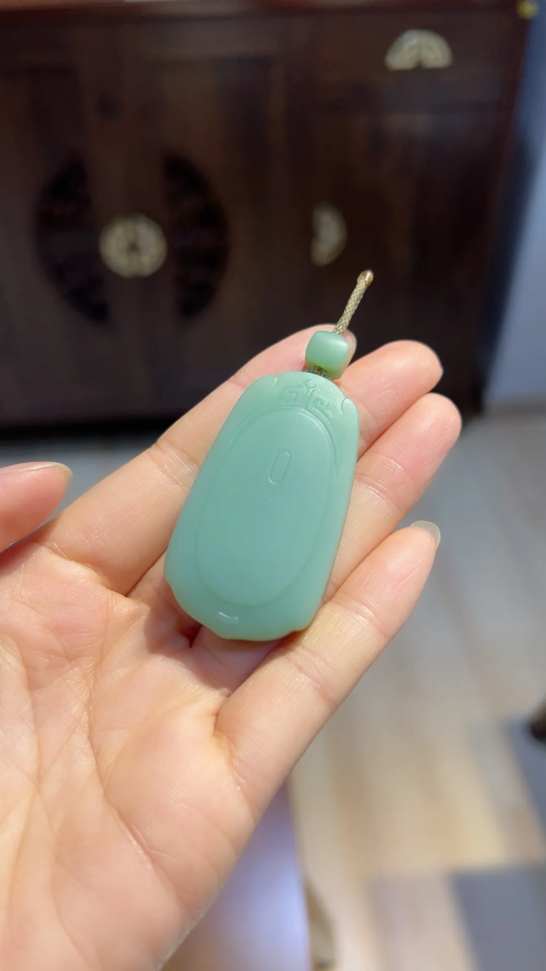 碧玉｜粉青｜平安无事牌

重34.3克 尺寸49.7*28.3*11.5m m