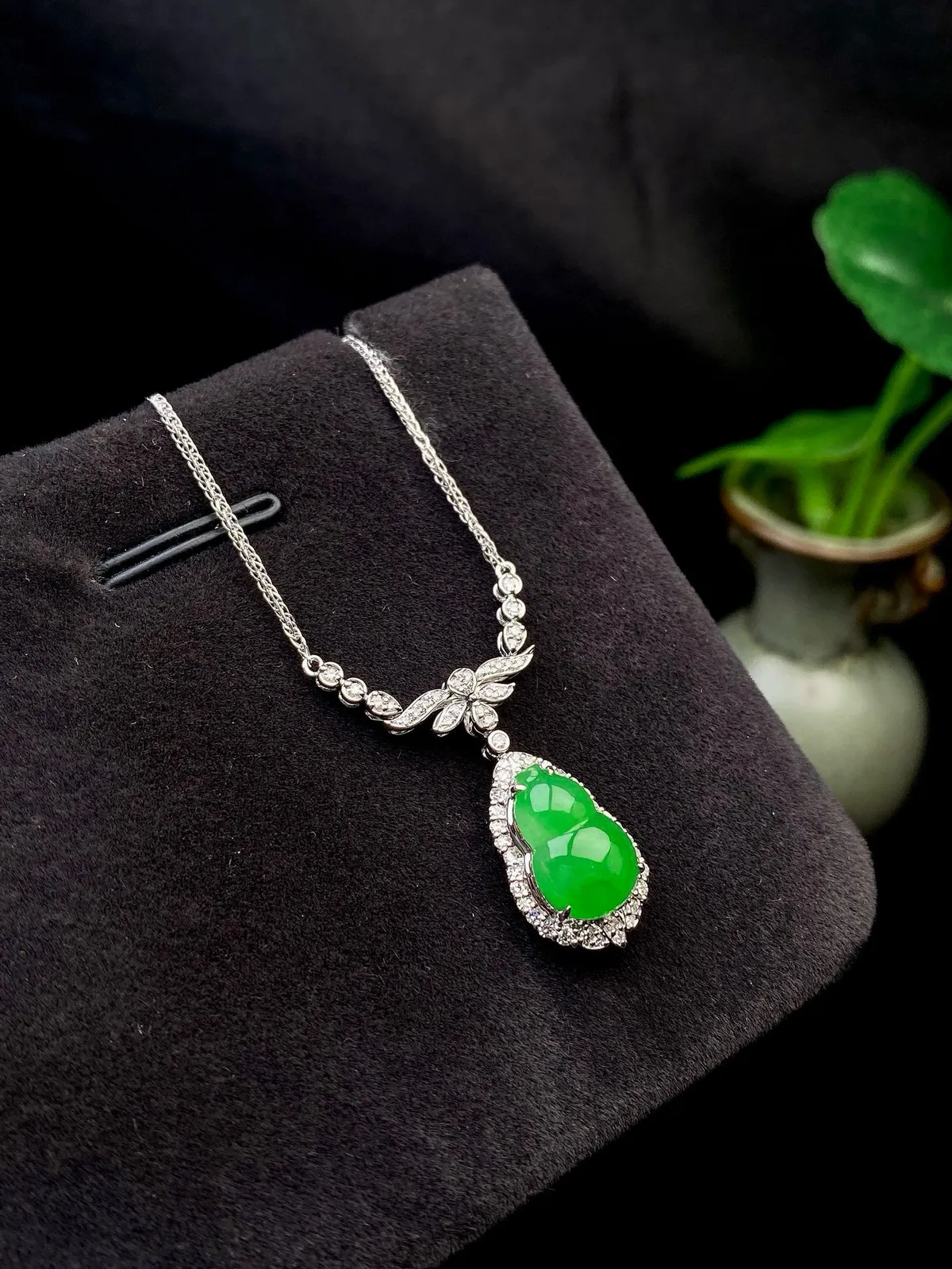 【冰种满绿葫芦吊坠】种水色俱全，冰透闪亮，通透感饱满度很好，18k金钻豪华镶嵌，裸石尺寸11.1*7