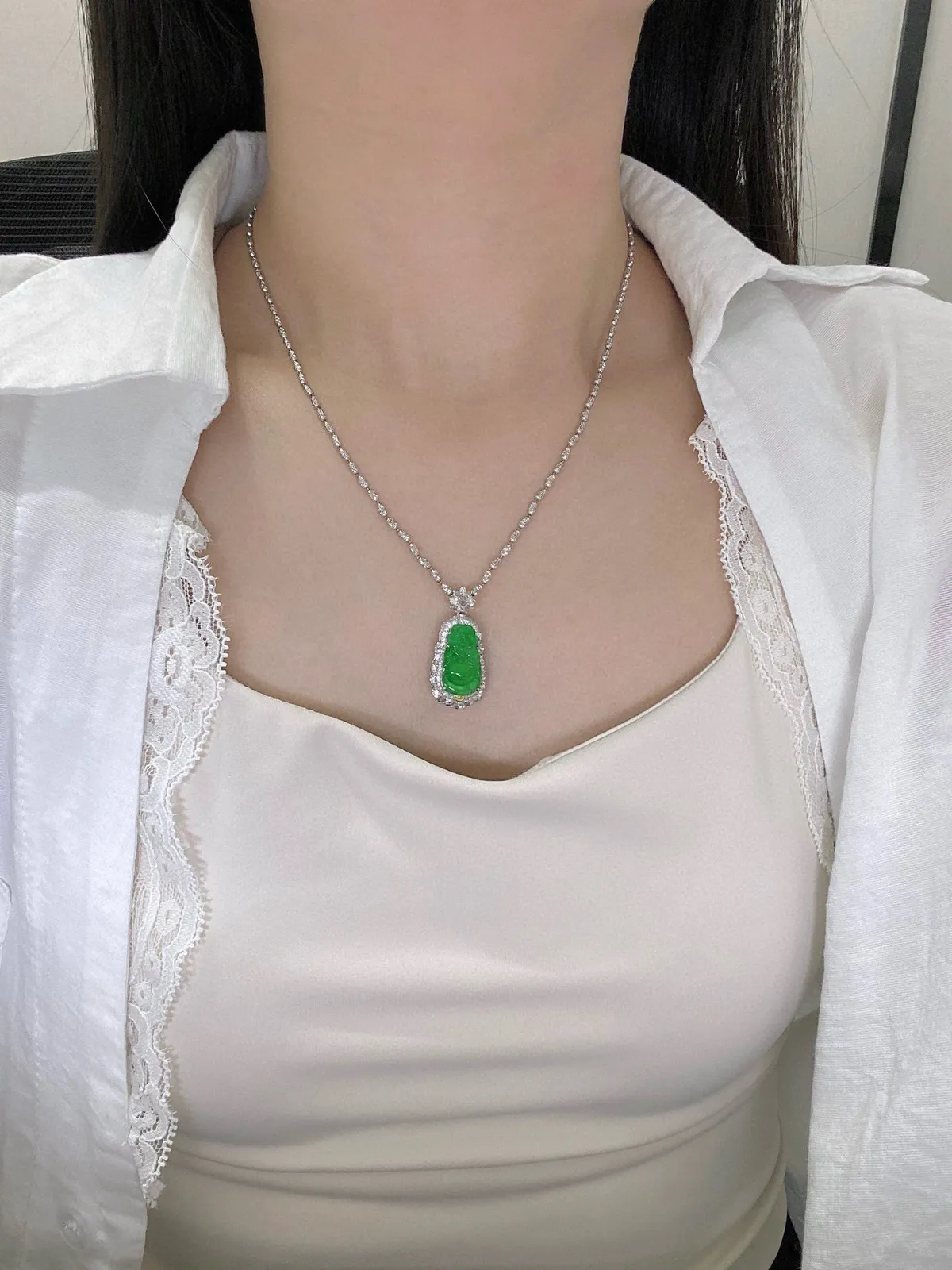 【冰种满绿财神】质地细腻，饱满圆润，笑口常开，18k金钻镶嵌，裸石尺寸18.3*10*3.1毫米