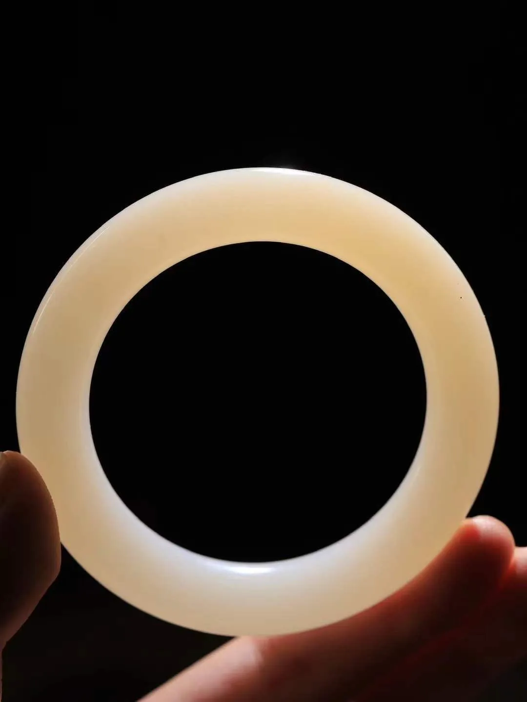 一套 【腕间柔情.套镯】   

收藏传家级臻品️和田玉藕粉手镯套装 玉质温润细腻 油性十足 古朴秀雅 轻抚岁月的栏杆软香温玉，腕间玉镯轻轻晃动，令人情动心间，撷一缕月末的芬芳，把心思铺陈，时光静美，惟有你最温柔。共重158.2克  手镯尺寸56.5-12-12.2mm 镯芯尺寸54.8-12.2mm  10120500A